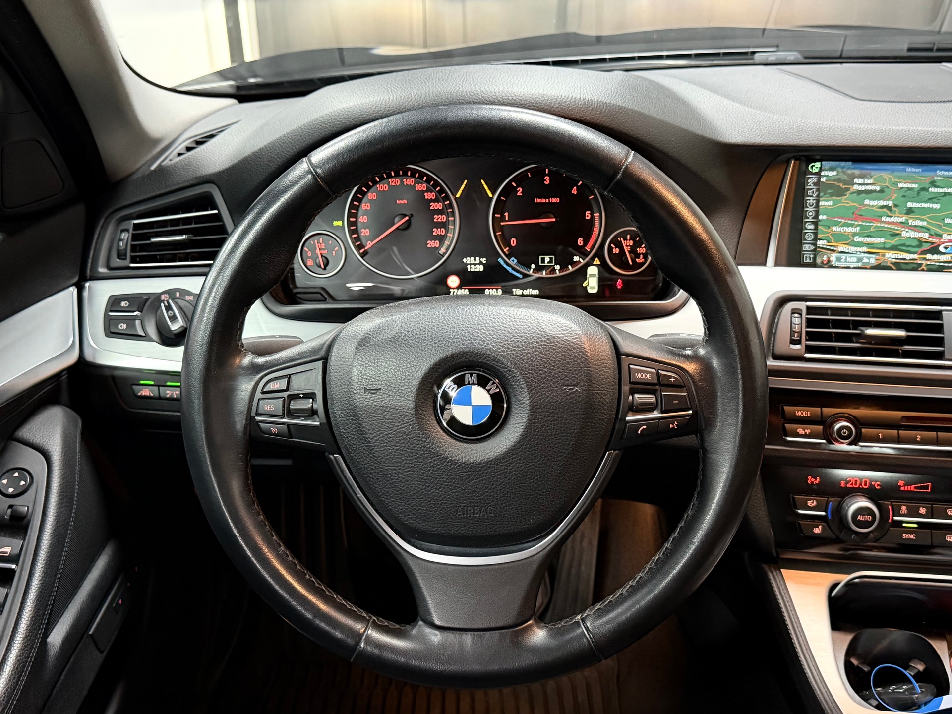 BMW 520d xDrive Luxury Line Steptronic-image-13