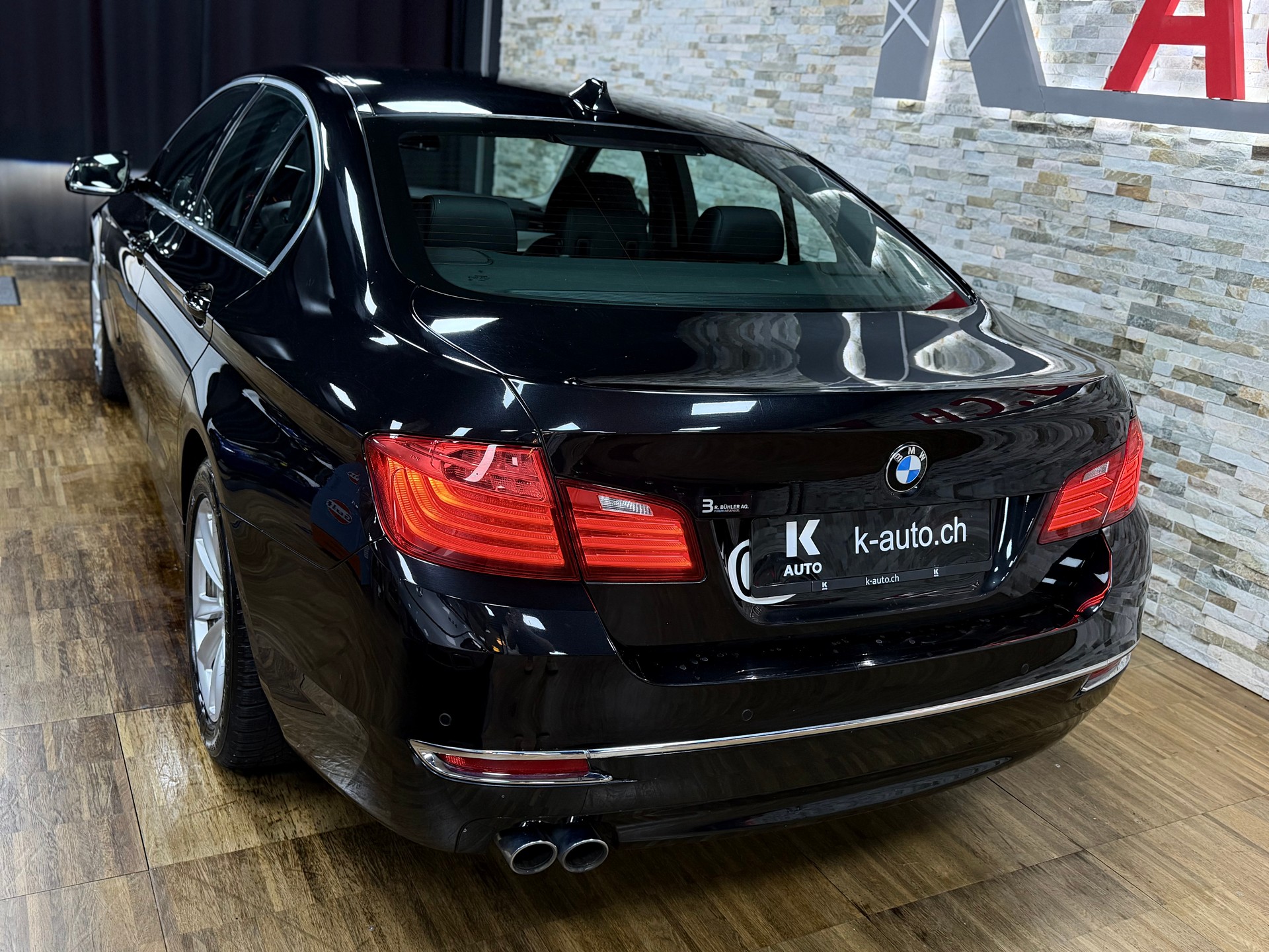 BMW 520d xDrive Luxury Line Steptronic-showroom-element-1