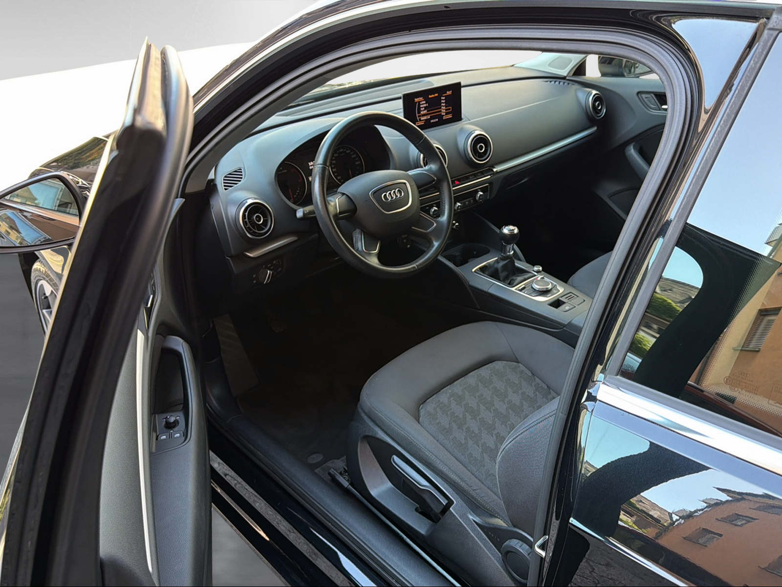 AUDI A3 2.0 TDI Attraction-showroom-element-2