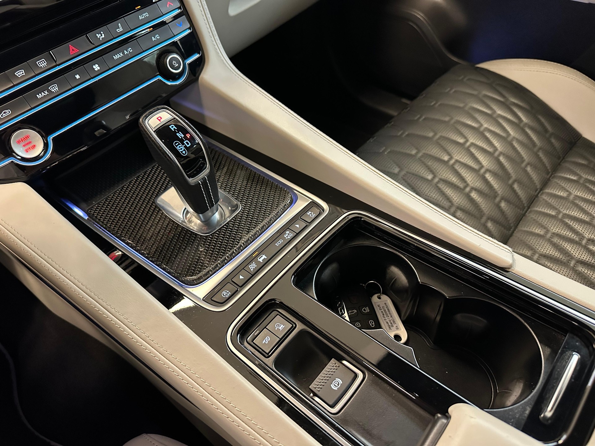 JAGUAR F-Pace 5.0 V8 SVR AWD-image-8