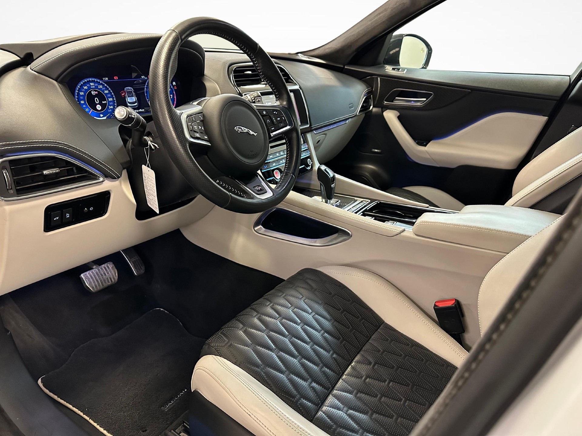 JAGUAR F-Pace 5.0 V8 SVR AWD-showroom-element-3