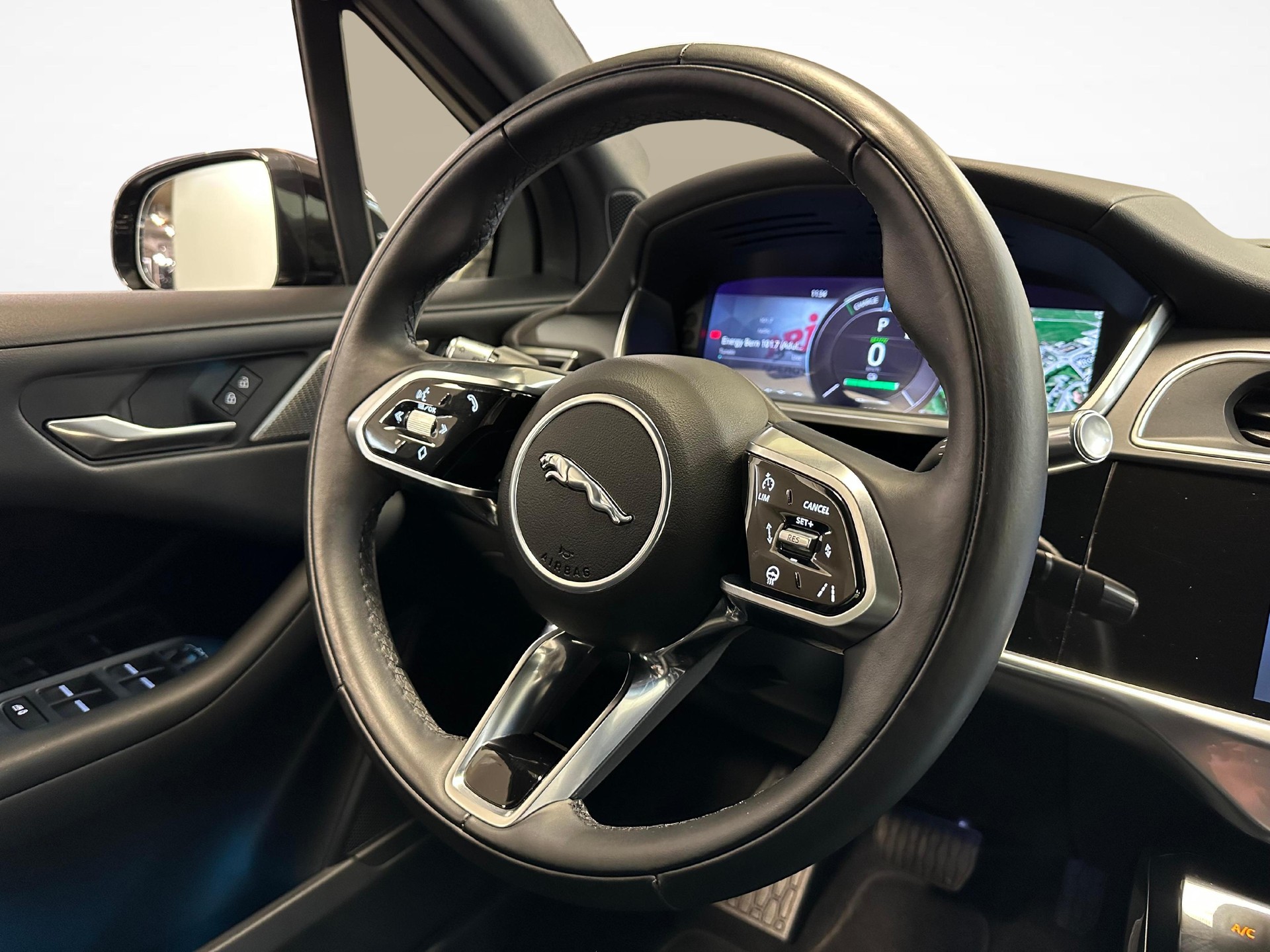 JAGUAR F-Pace 5.0 V8 SVR AWD-image-6