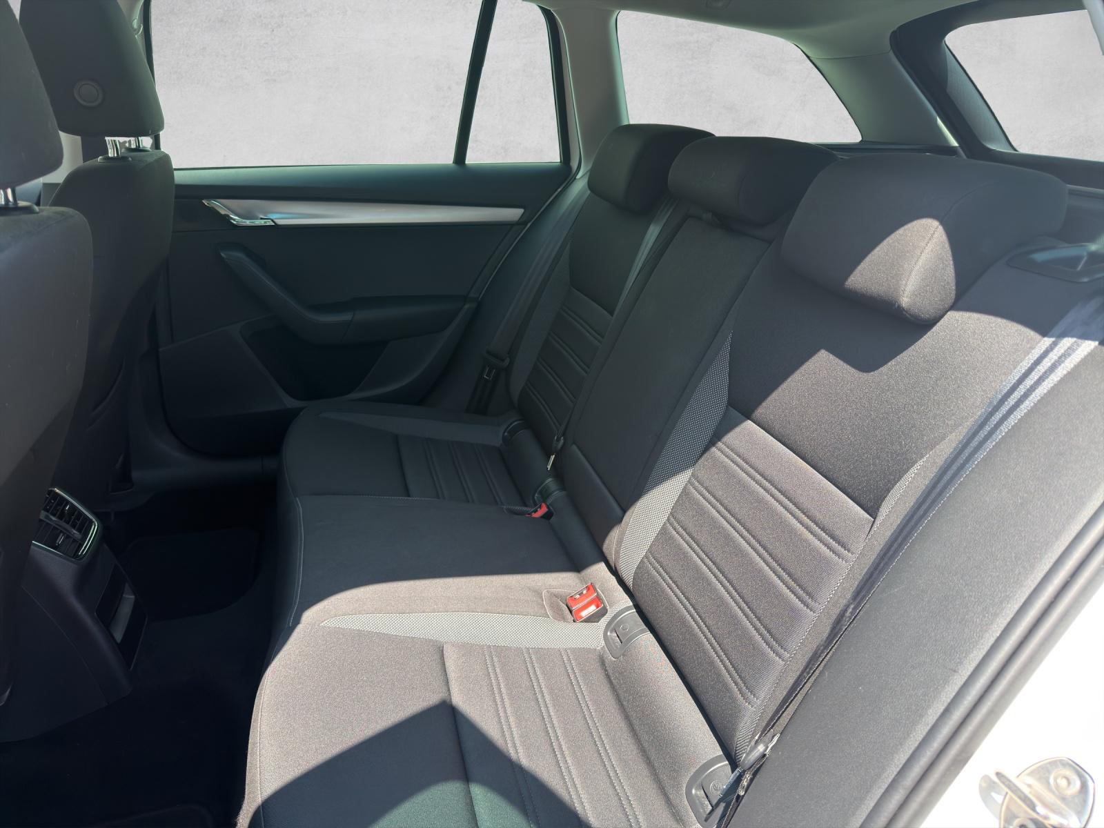 SKODA Octavia Combi 2.0 TDI Ambition DSG-image-4
