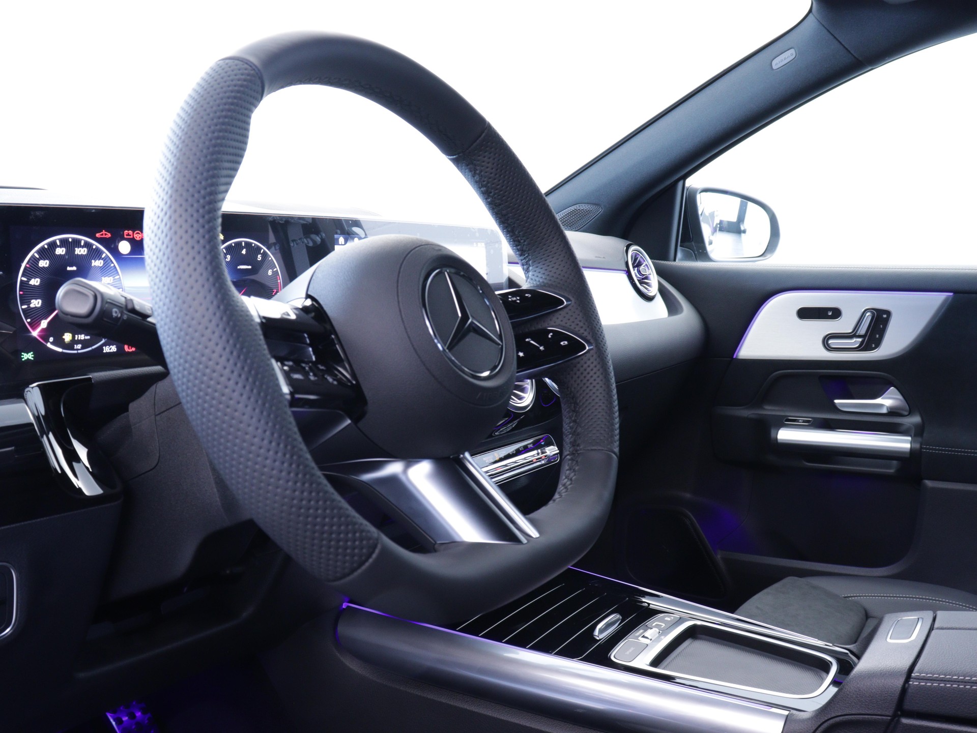MERCEDES-BENZ GLA 200 Night Star AMG Line-image-6