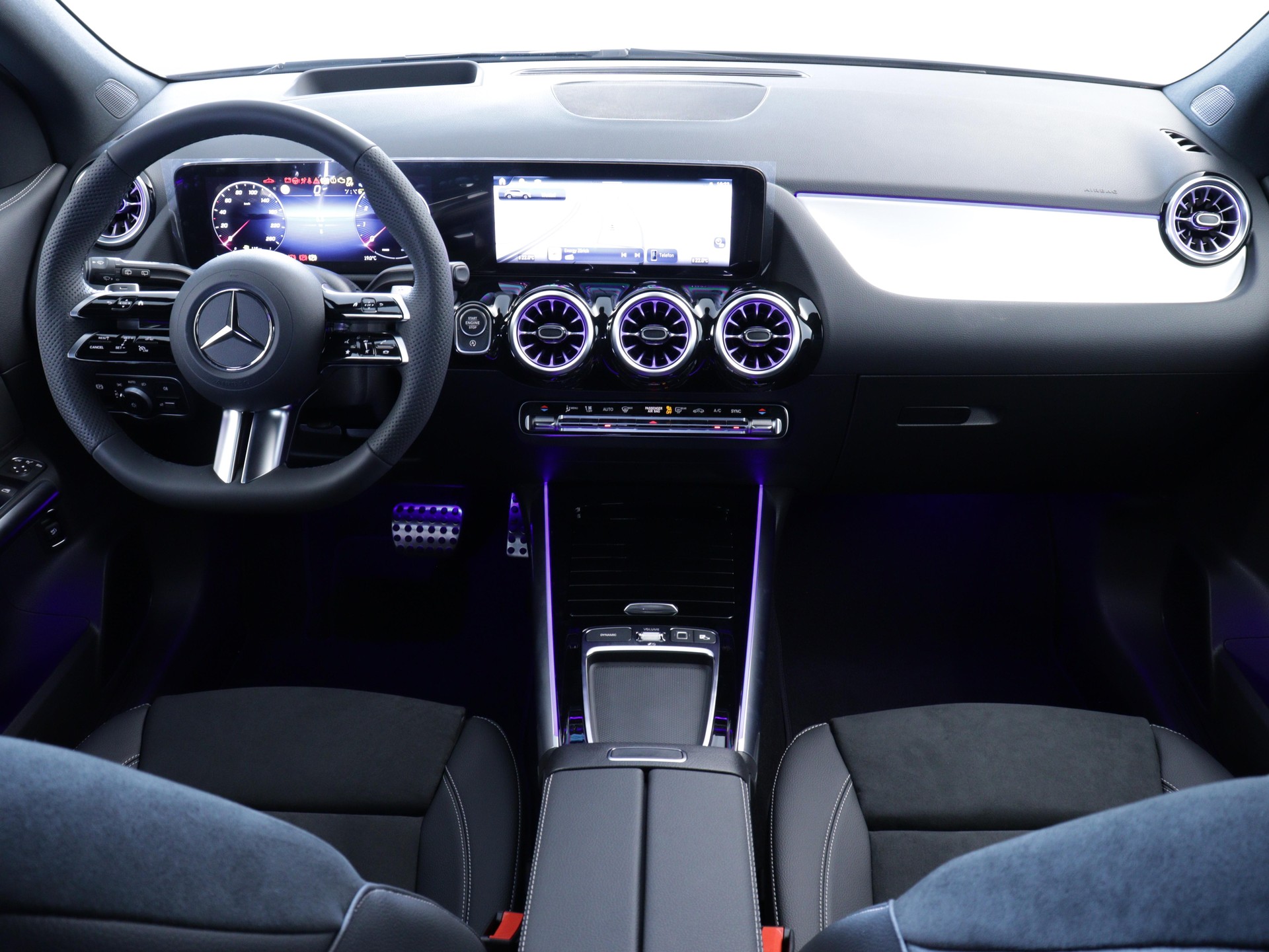 MERCEDES-BENZ GLA 200 Night Star AMG Line-image-4