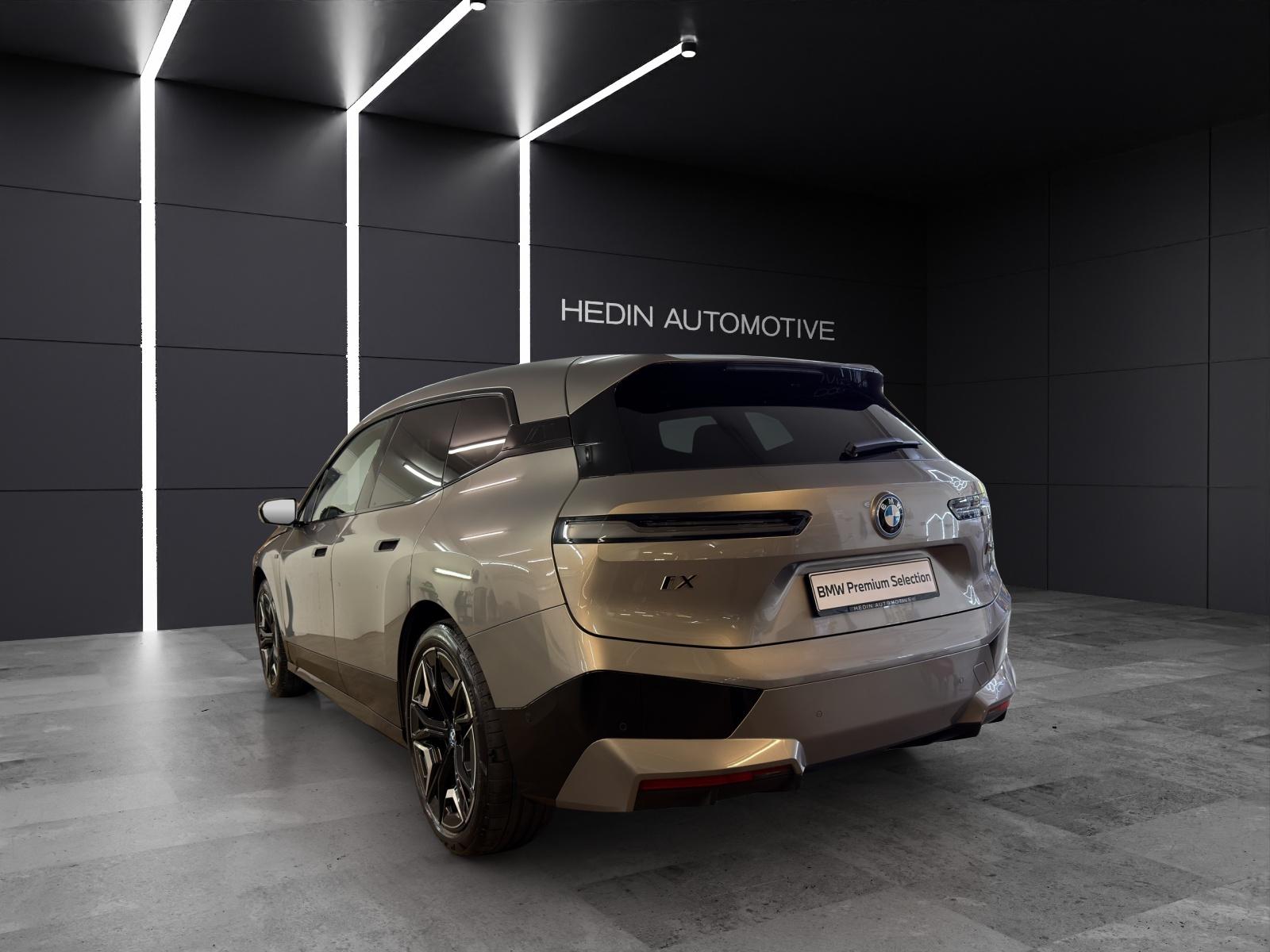 BMW iX M60-showroom-element-2