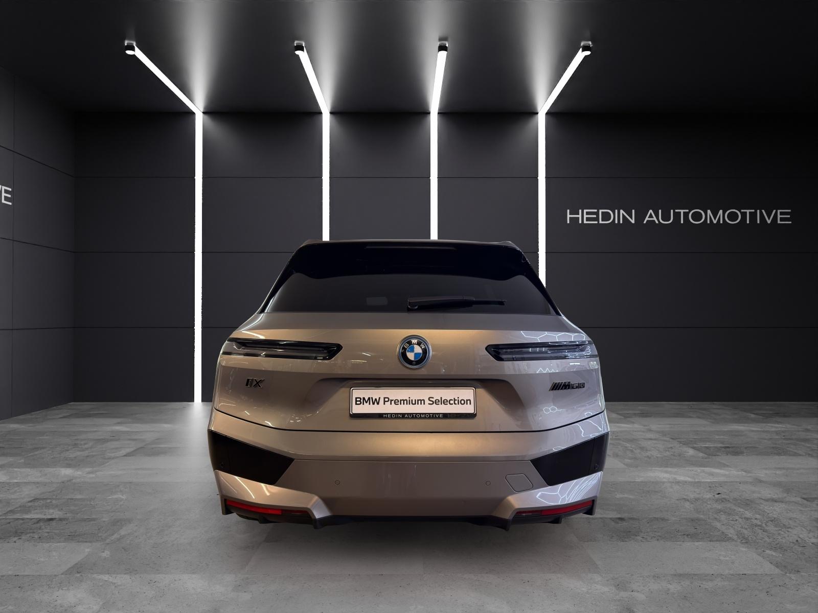 BMW iX M60-showroom-element-3