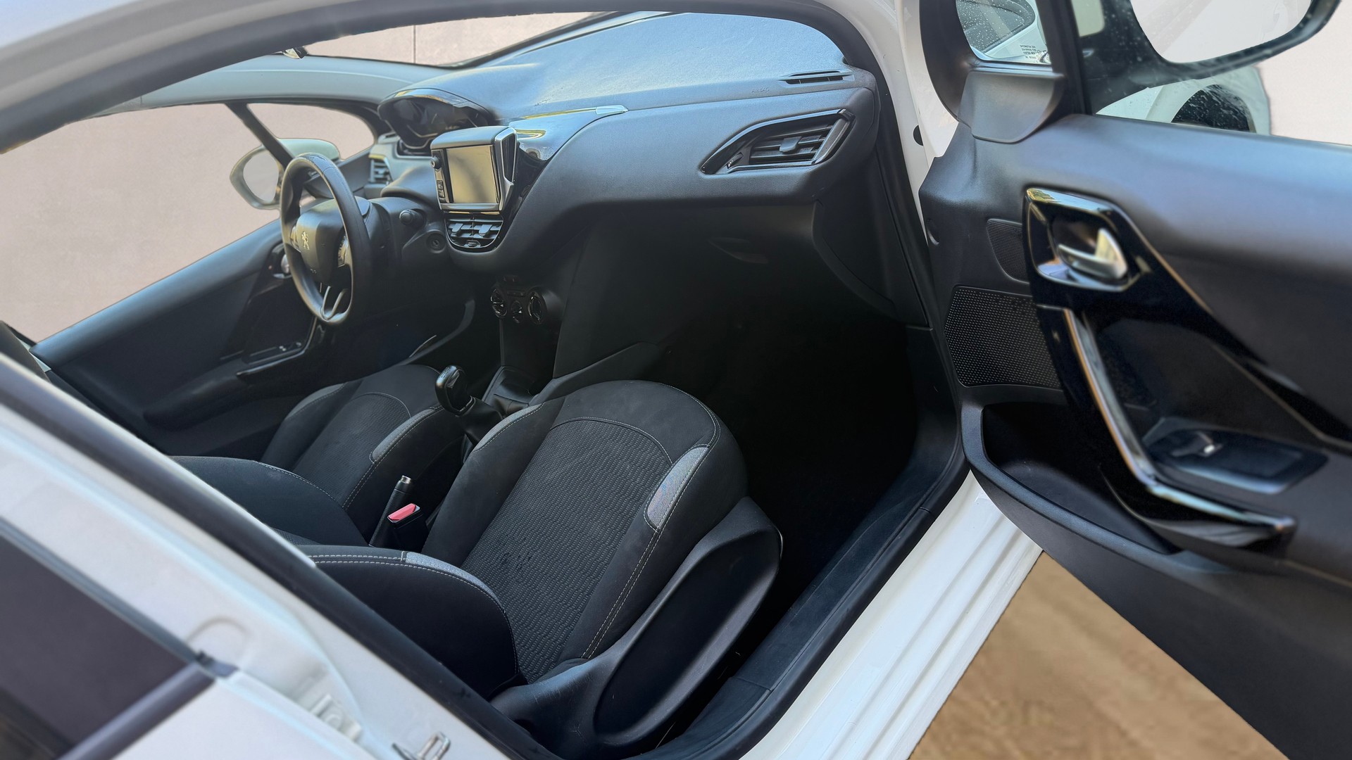 PEUGEOT 208 1.2 PureTech Style-image-6