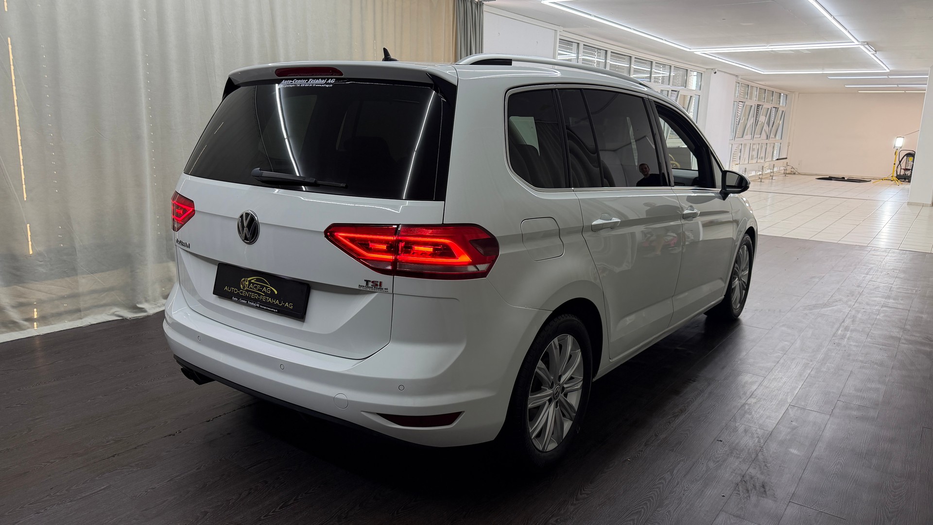 VW Touran 1.4 TSI BlueMotion Technology Highline-showroom-element-3