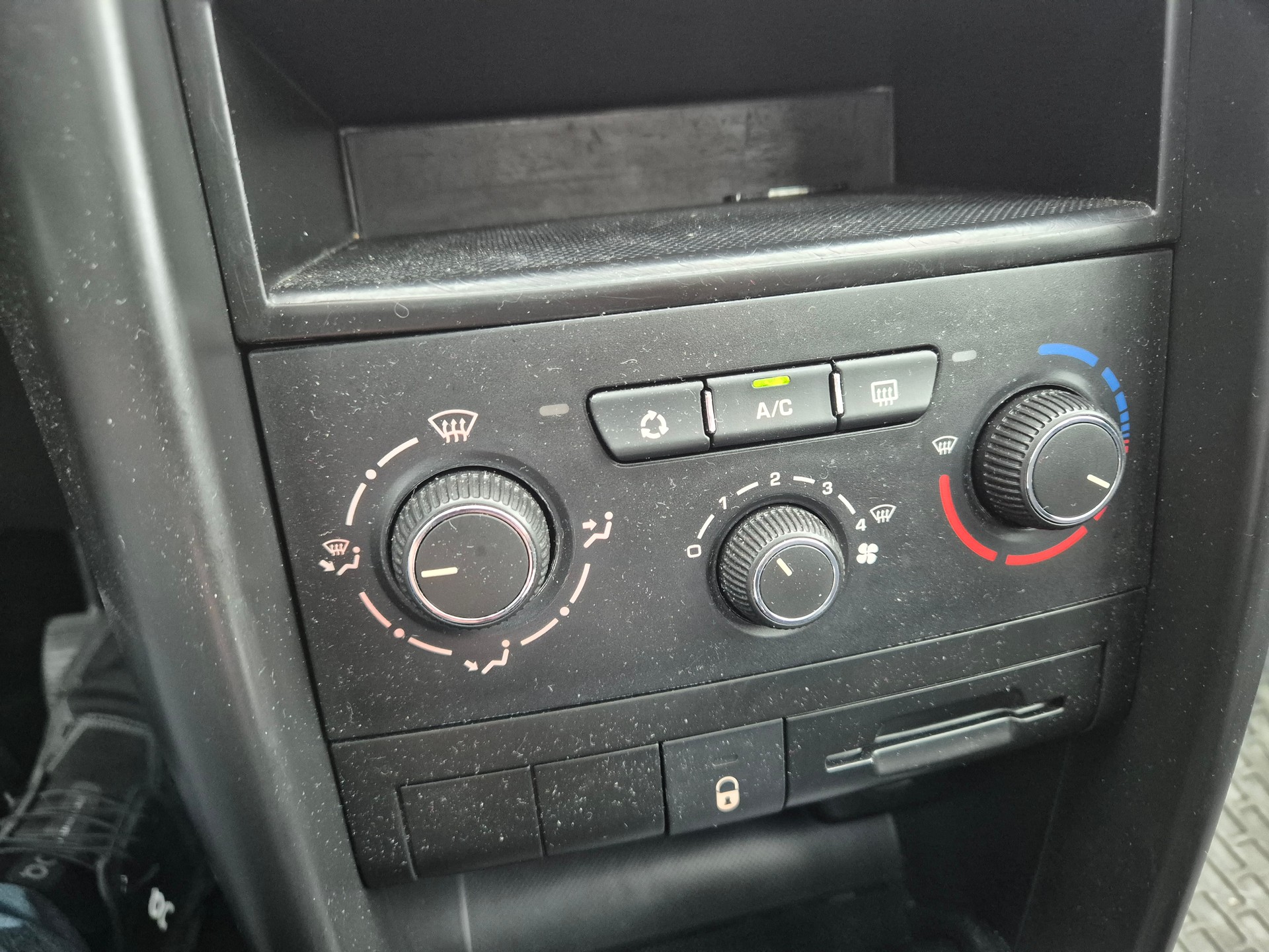 PEUGEOT 207 1.4 16V Swiss Edition-image-18