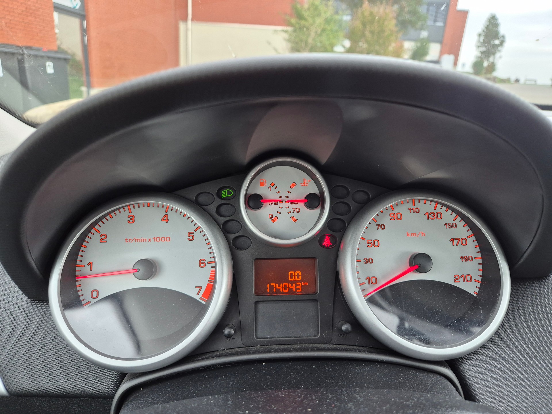 PEUGEOT 207 1.4 16V Swiss Edition-image-15