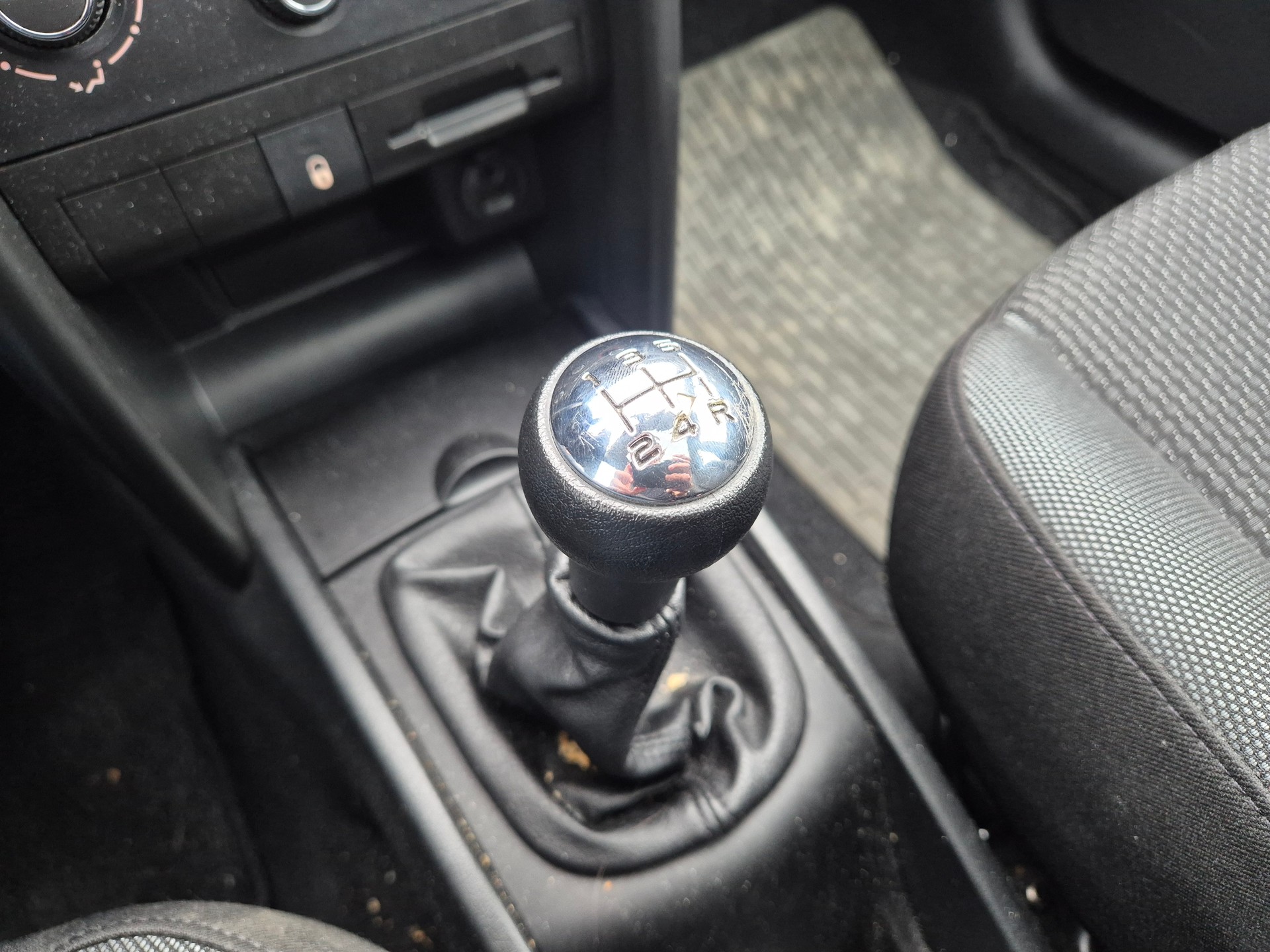 PEUGEOT 207 1.4 16V Swiss Edition-image-19