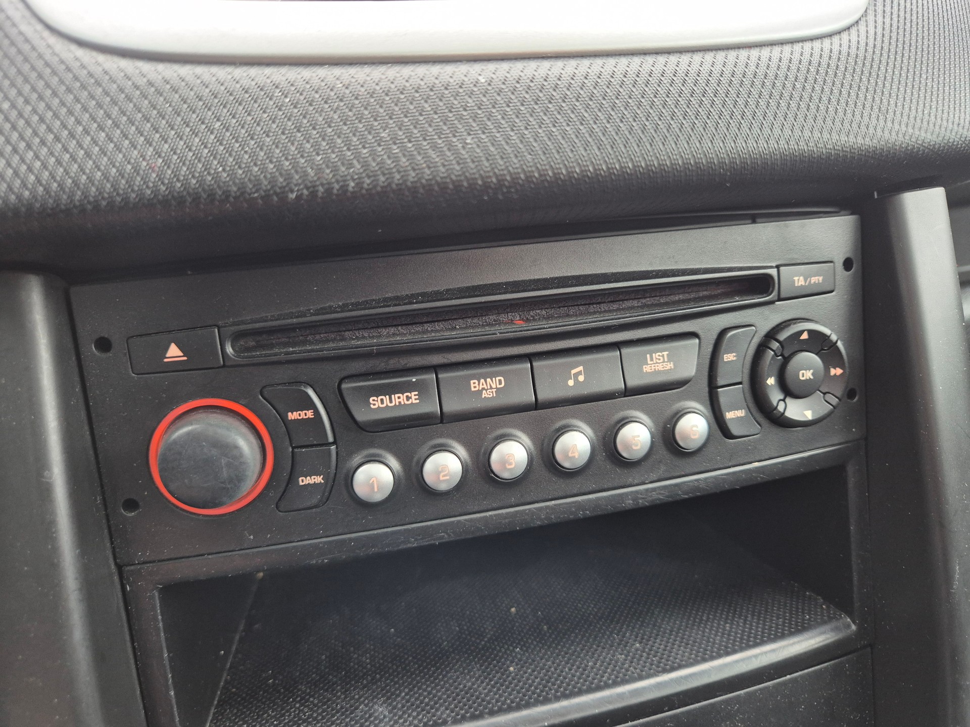 PEUGEOT 207 1.4 16V Swiss Edition-image-17