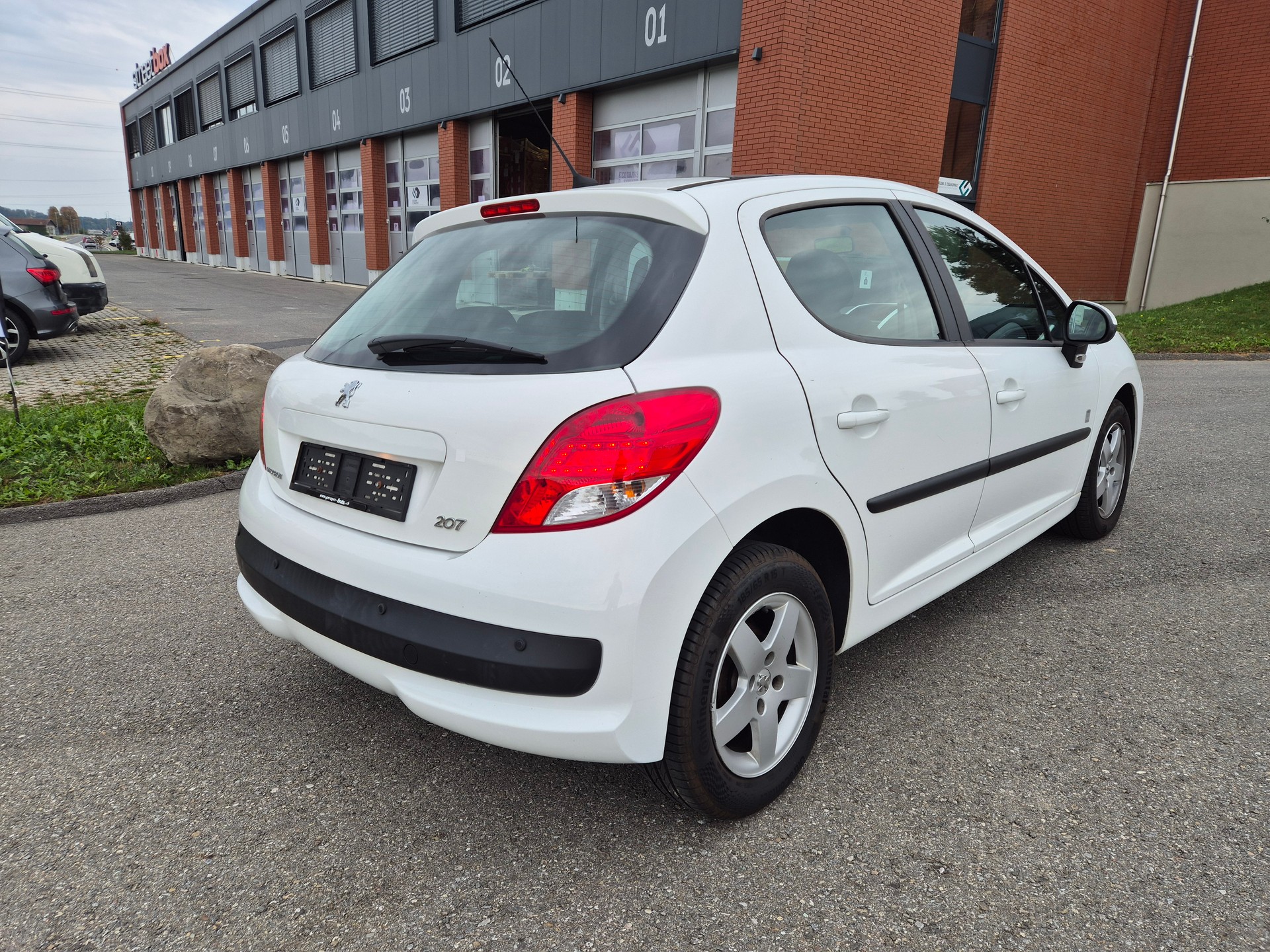PEUGEOT 207 1.4 16V Swiss Edition-showroom-element-3
