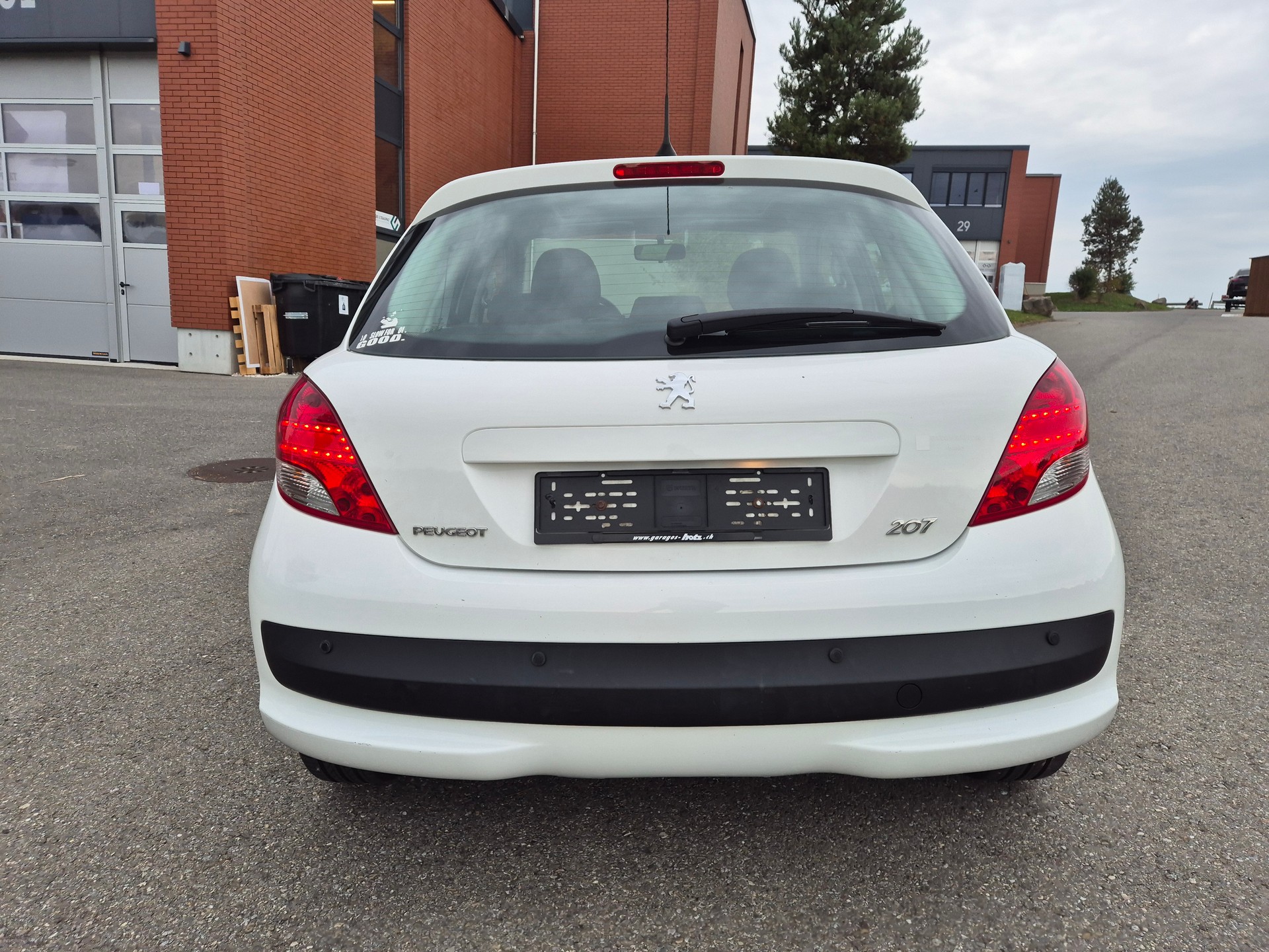 PEUGEOT 207 1.4 16V Swiss Edition-showroom-element-2