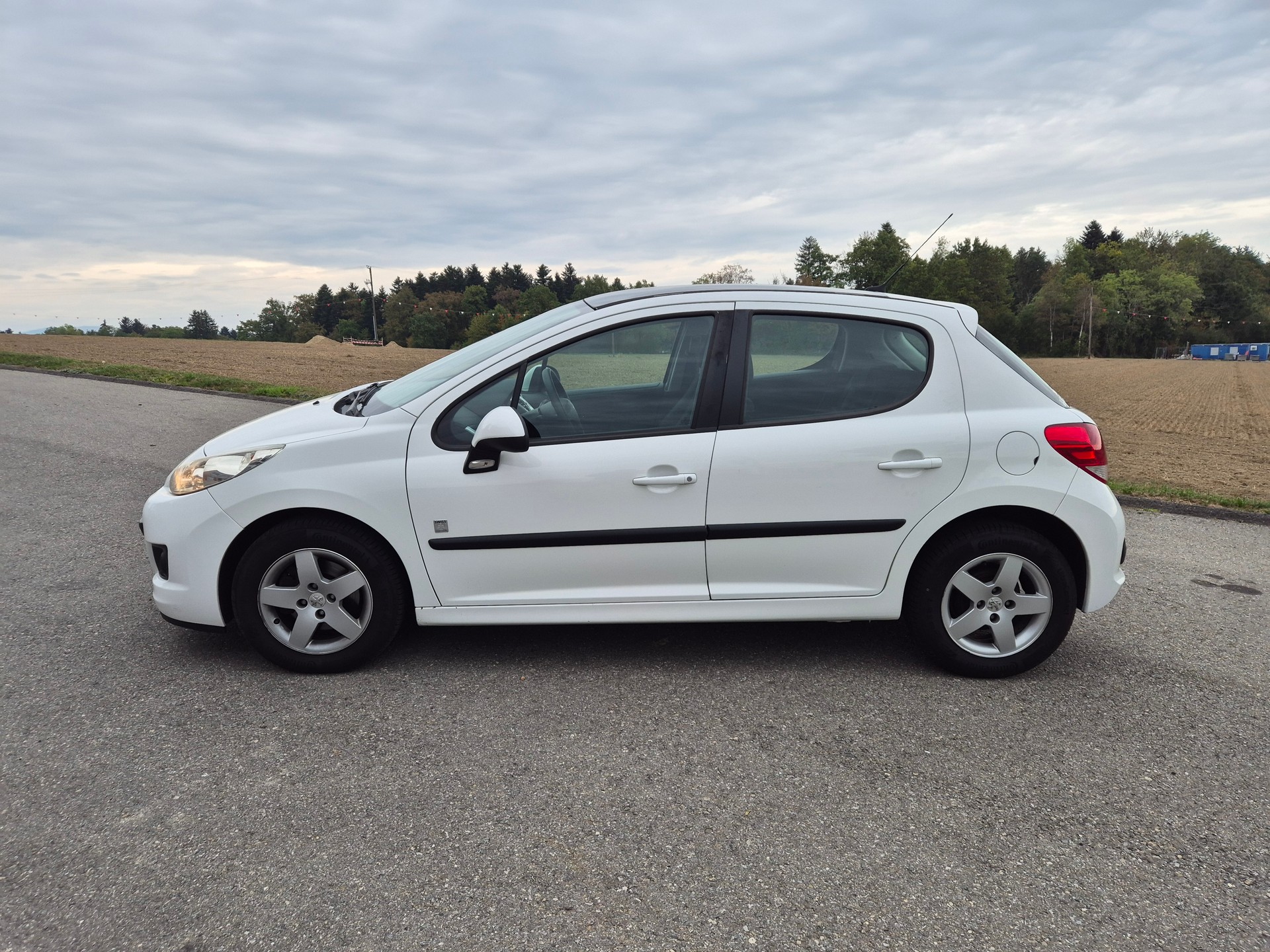 PEUGEOT 207 1.4 16V Swiss Edition-showroom-element-1