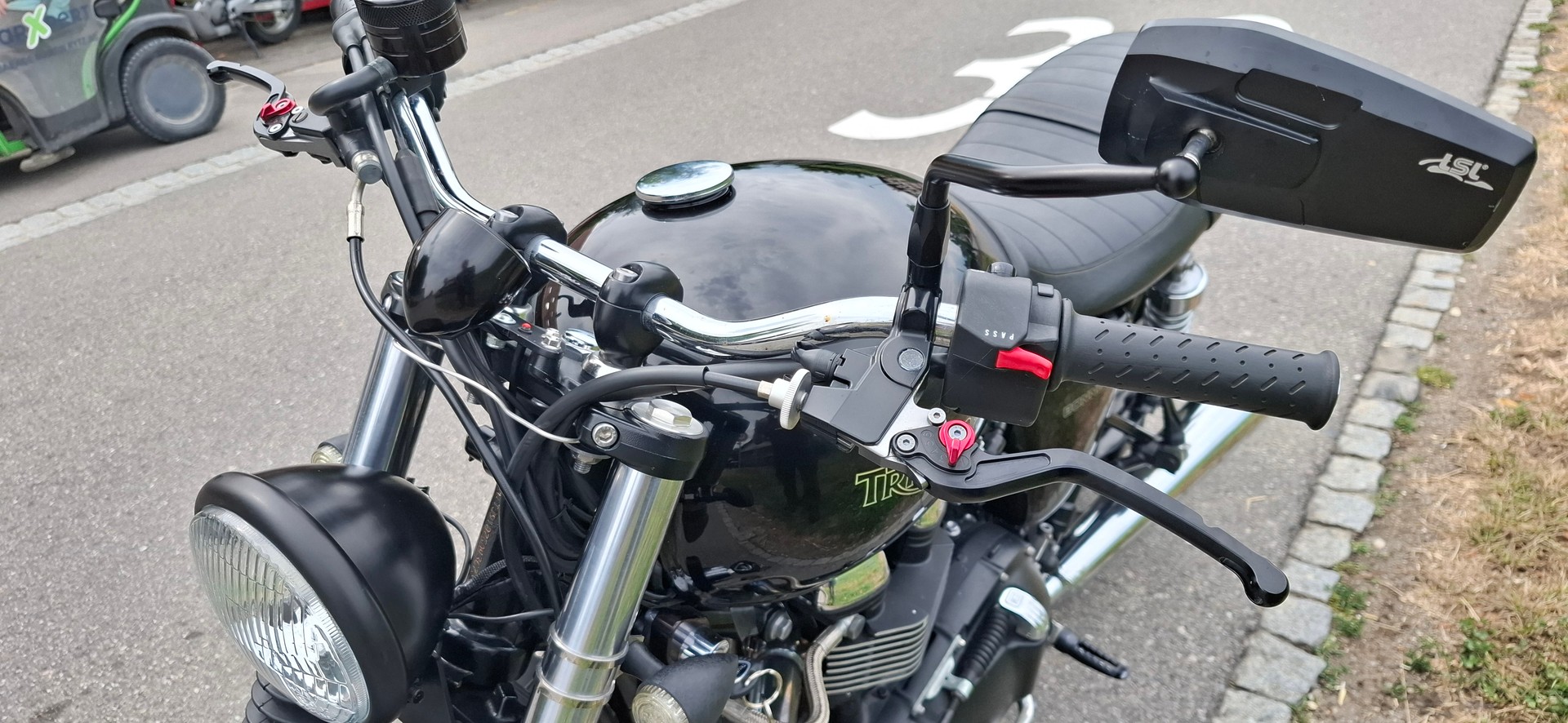 TRIUMPH Bonneville-image-10