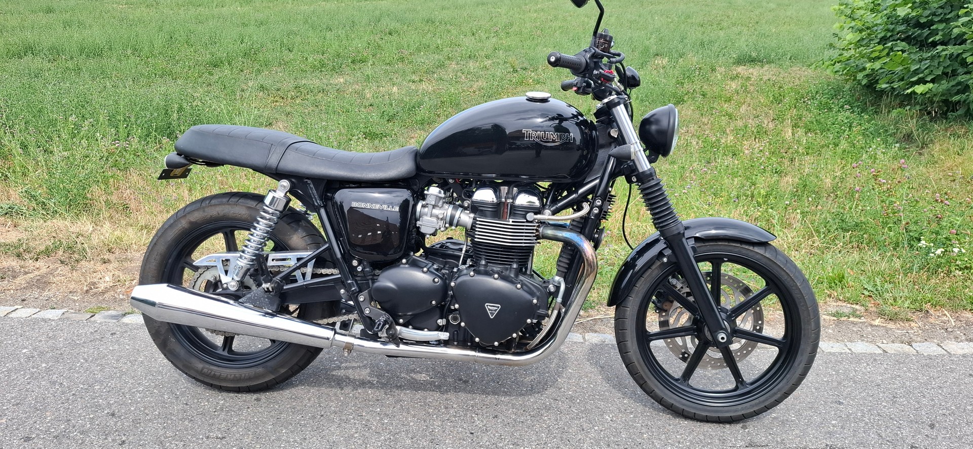 TRIUMPH Bonneville-image-2