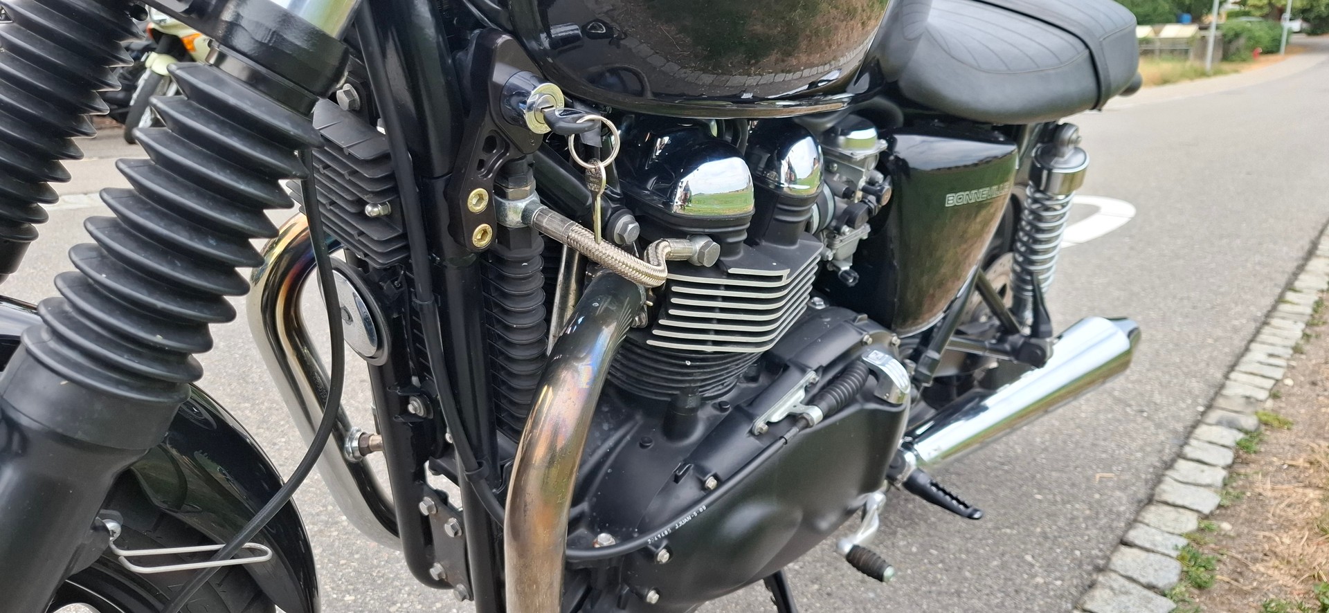 TRIUMPH Bonneville-image-11