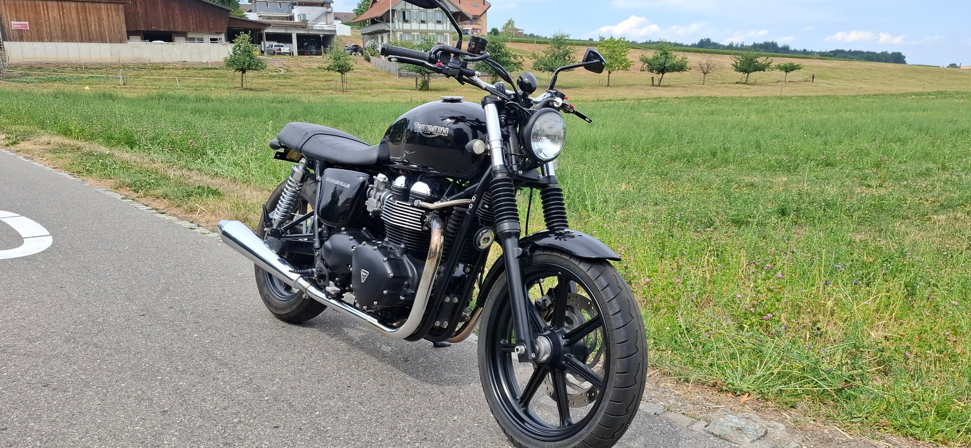 TRIUMPH Bonneville-image-1