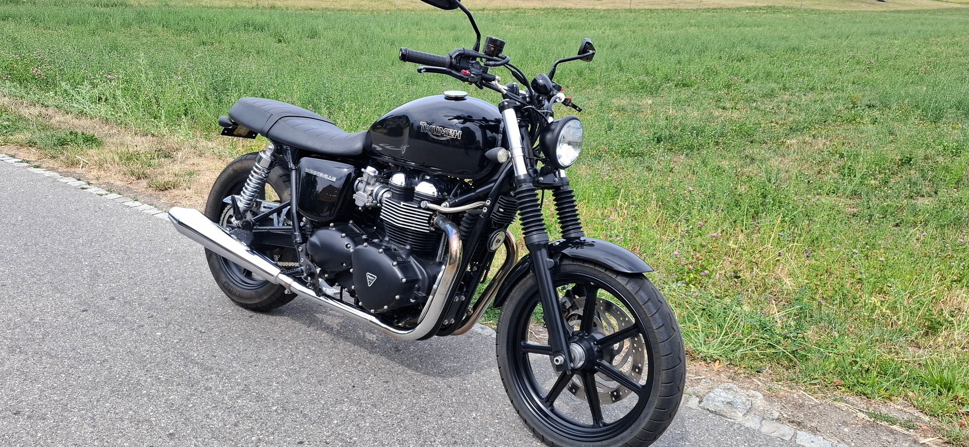 TRIUMPH Bonneville-image-0