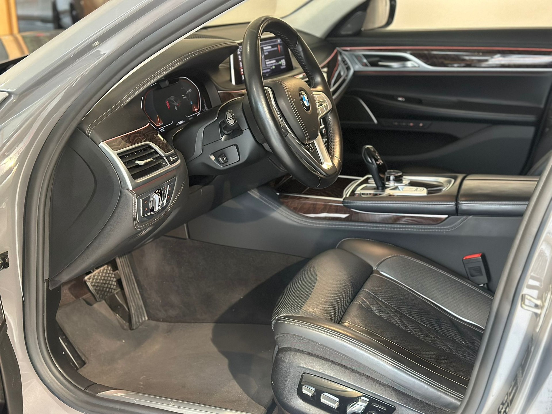 BMW 750Li xDrive M Sport Steptronic-image-10