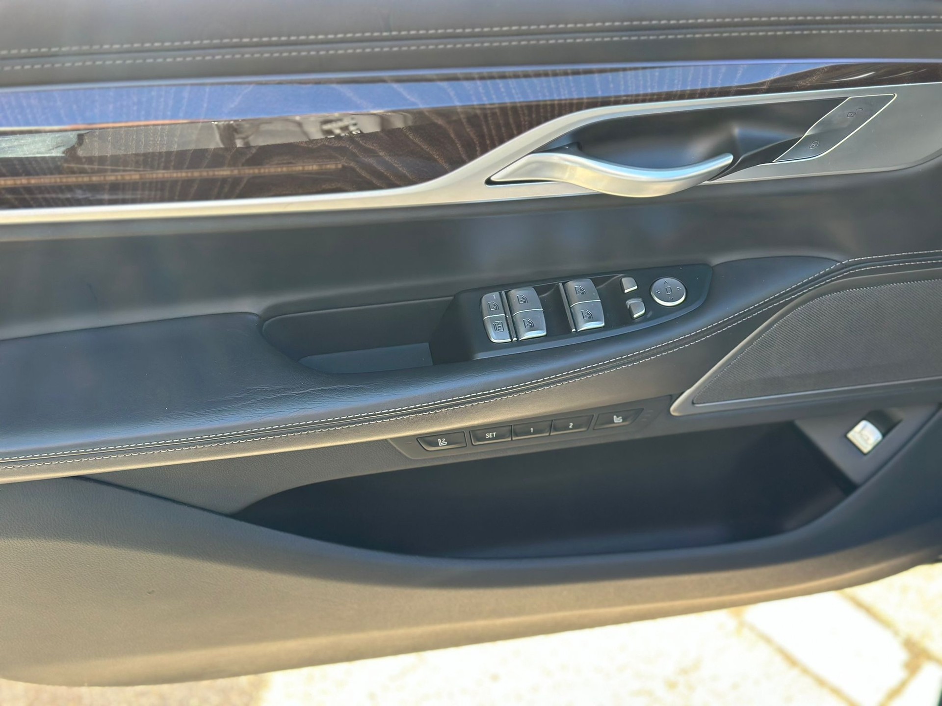 BMW 750Li xDrive M Sport Steptronic-image-13