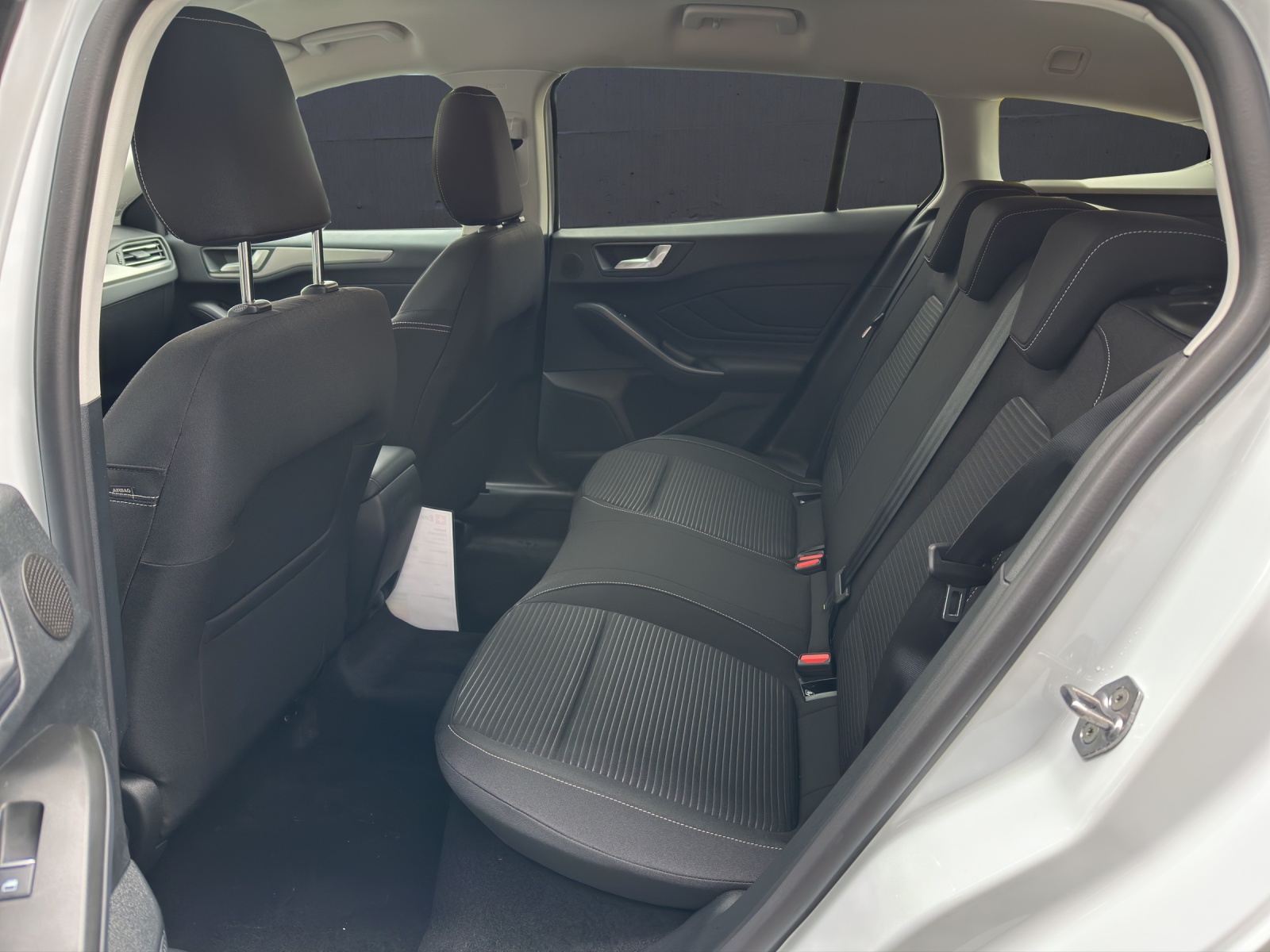 FORD Focus Kombi 1.0i EcoBoost Hybrid 155 PS Titanium AUTOMAT-image-12