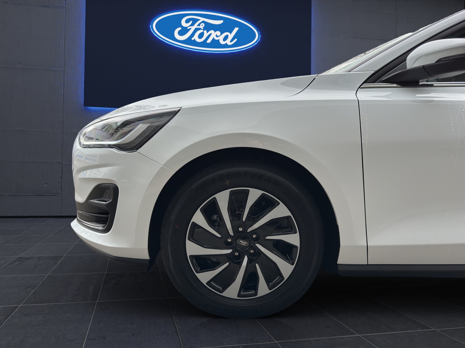 FORD Focus Kombi 1.0i EcoBoost Hybrid 155 PS Titanium AUTOMAT-image-14