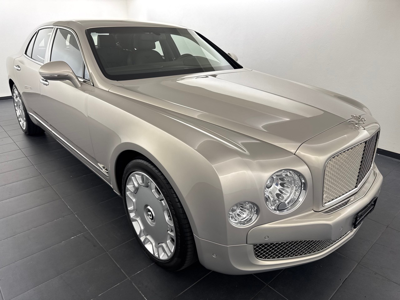 BENTLEY Mulsanne-showroom-element-3