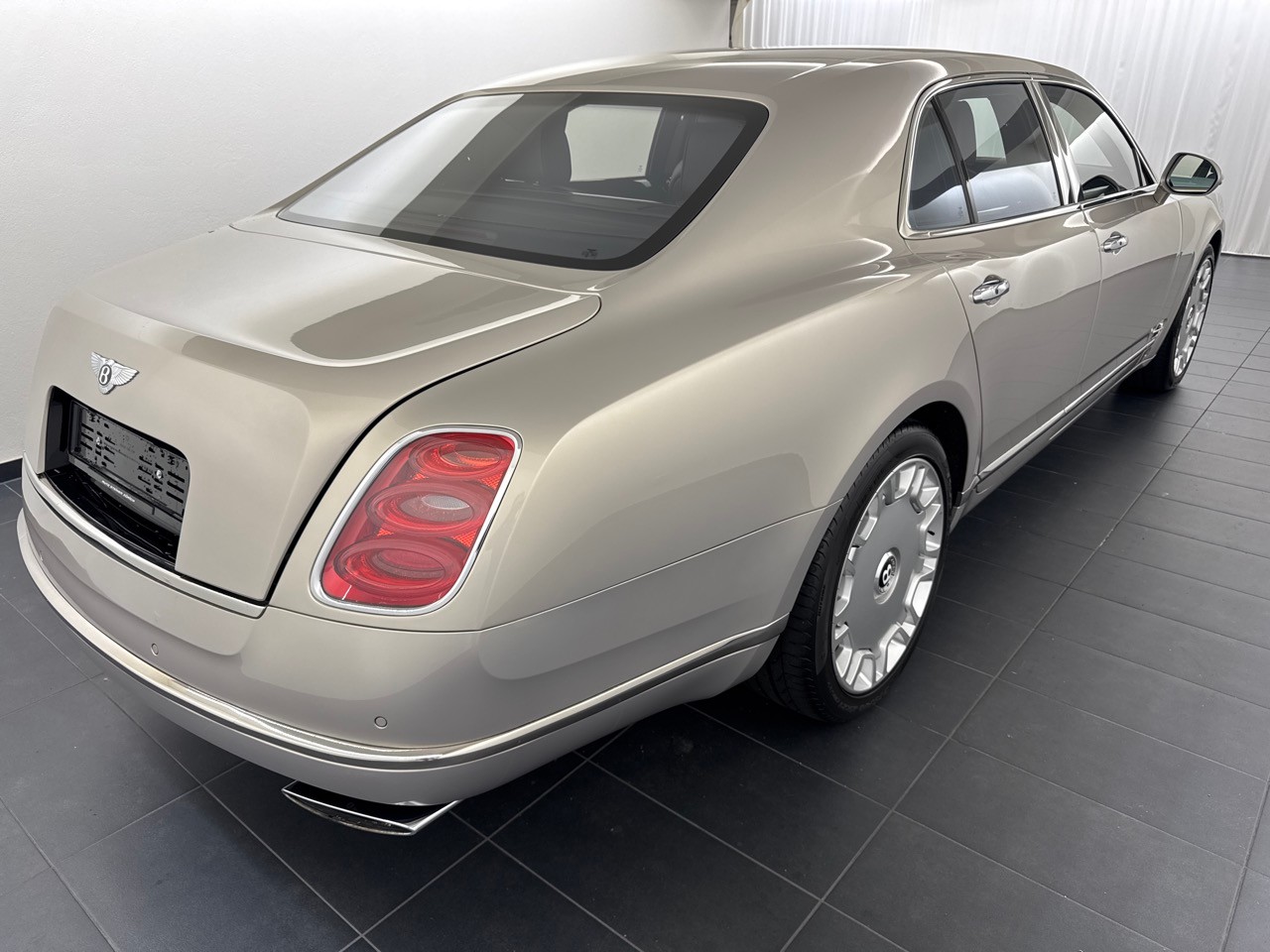 BENTLEY Mulsanne-showroom-element-2