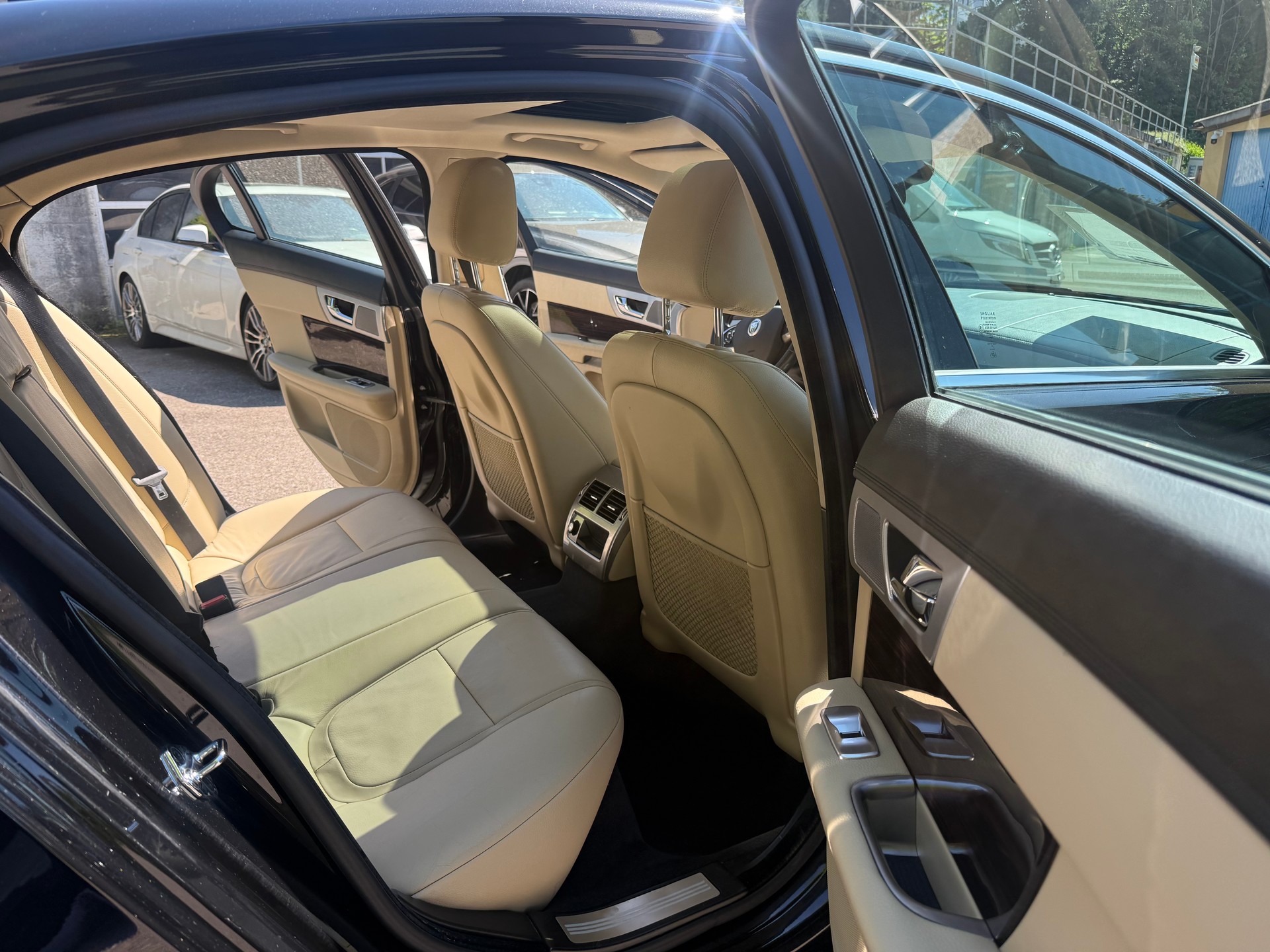 JAGUAR XF 3.0 V6 S/C Luxury 4x4-image-13