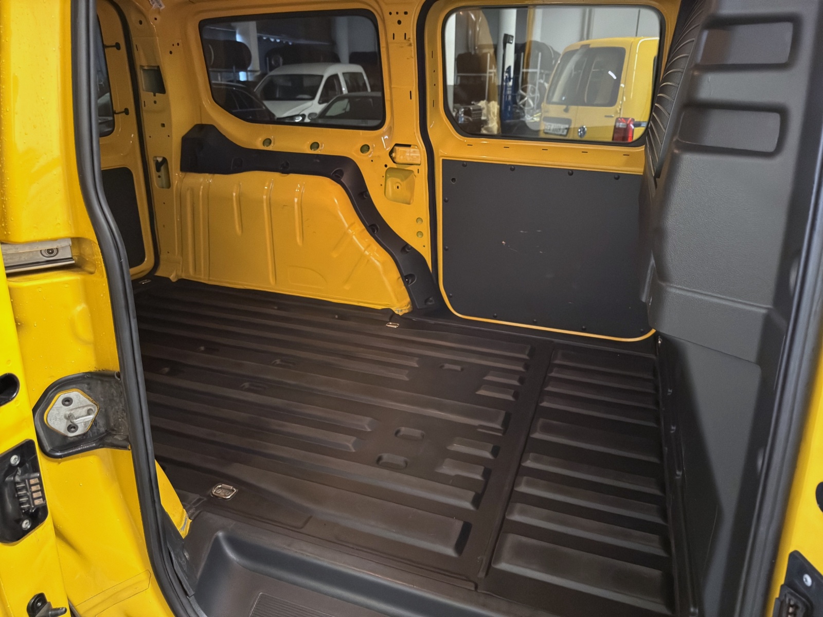 VW Caddy Cargo 2.0TDI Maxi 4Motion-image-9
