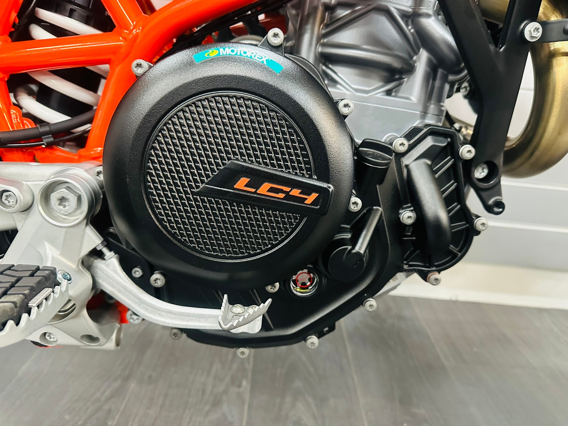 KTM 690 SMC R ABS (35 kW)-image-4