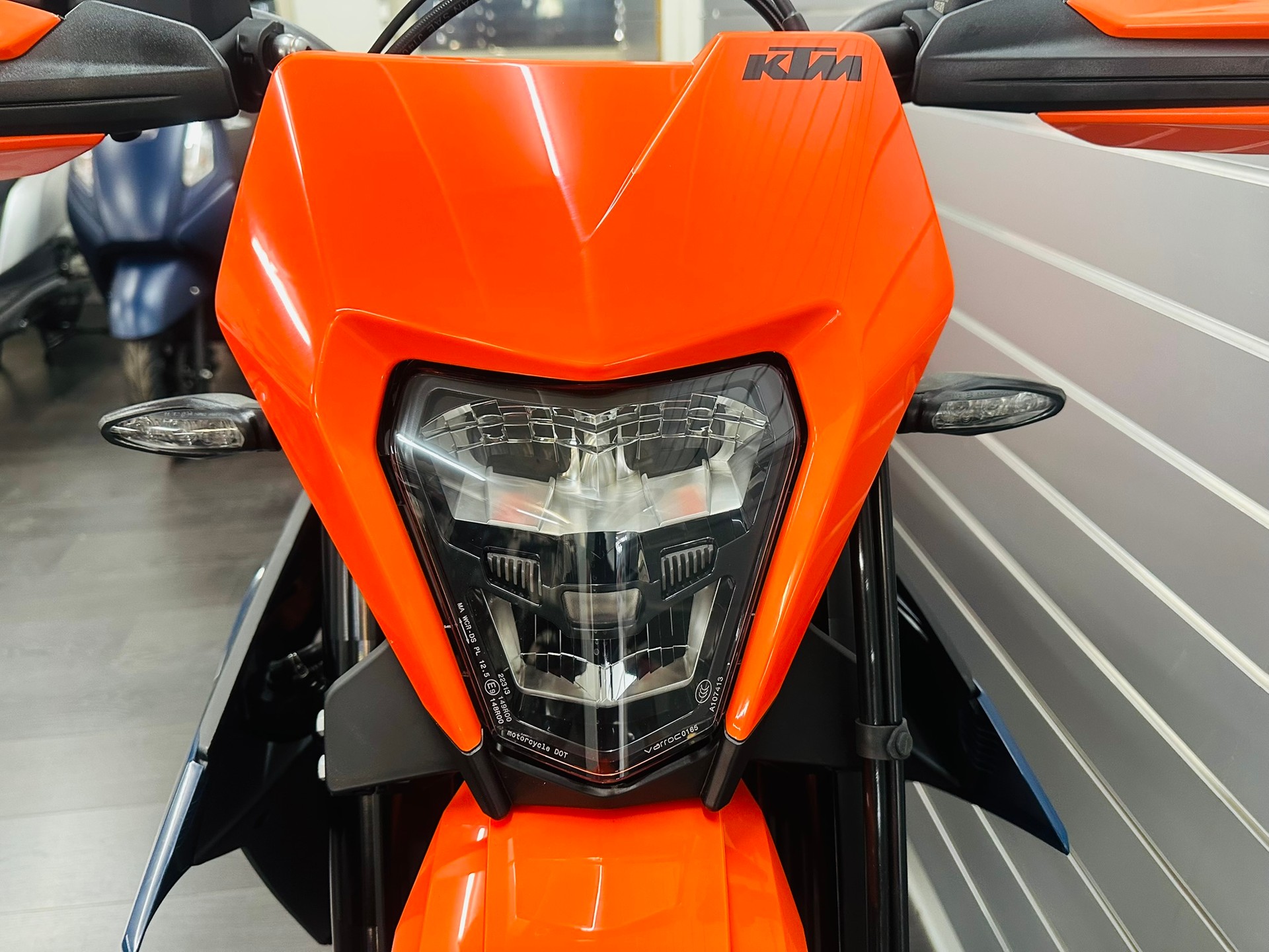 KTM 690 SMC R ABS (35 kW)-image-9