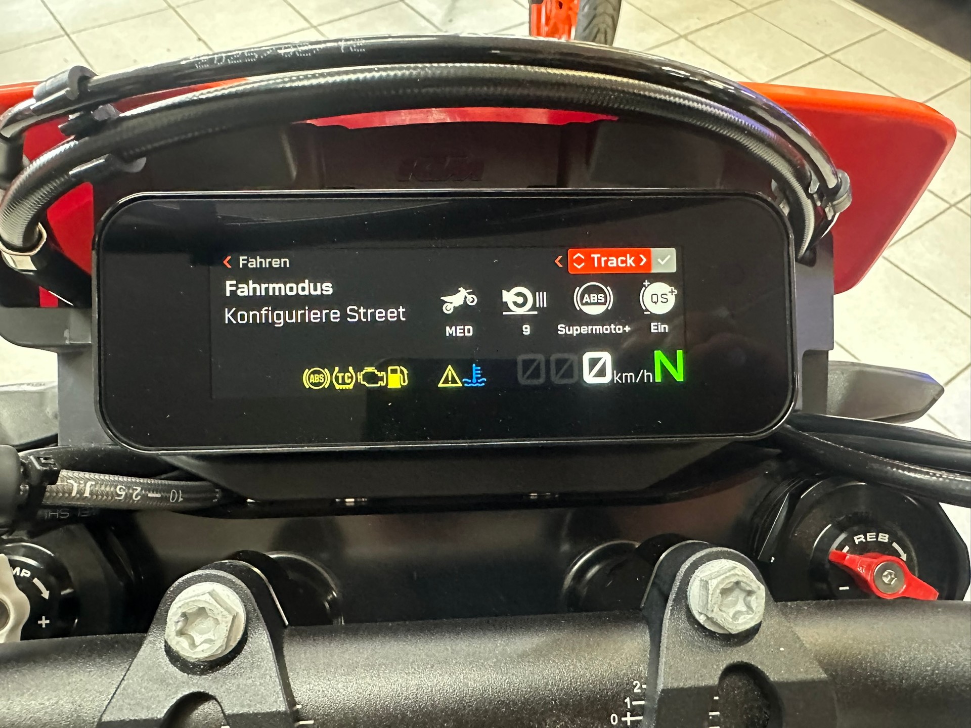 KTM 690 SMC R ABS (35 kW)-image-12