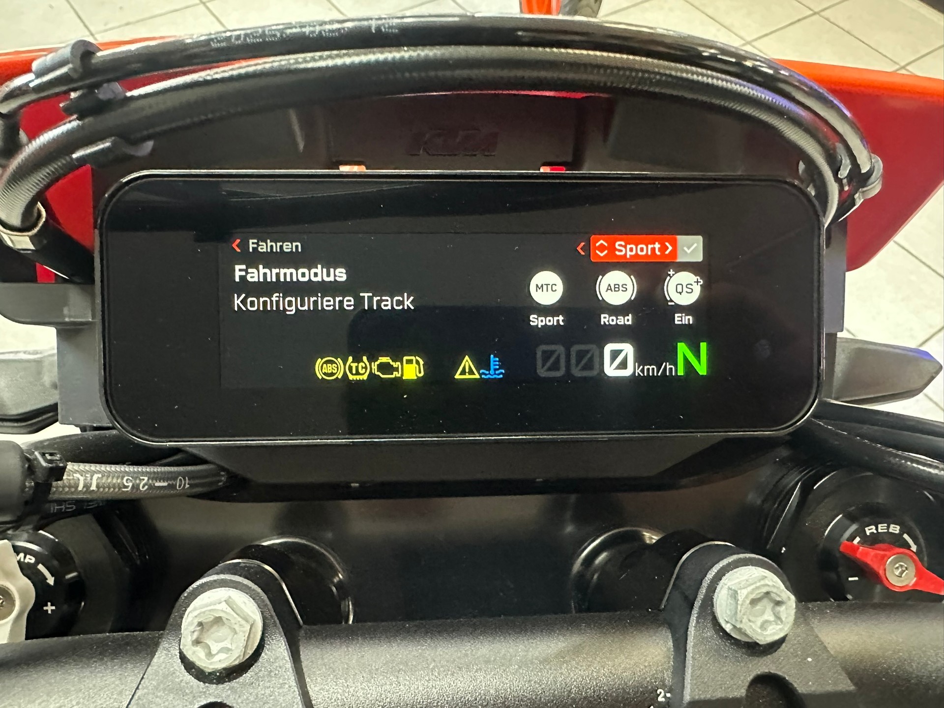 KTM 690 SMC R ABS (35 kW)-image-13