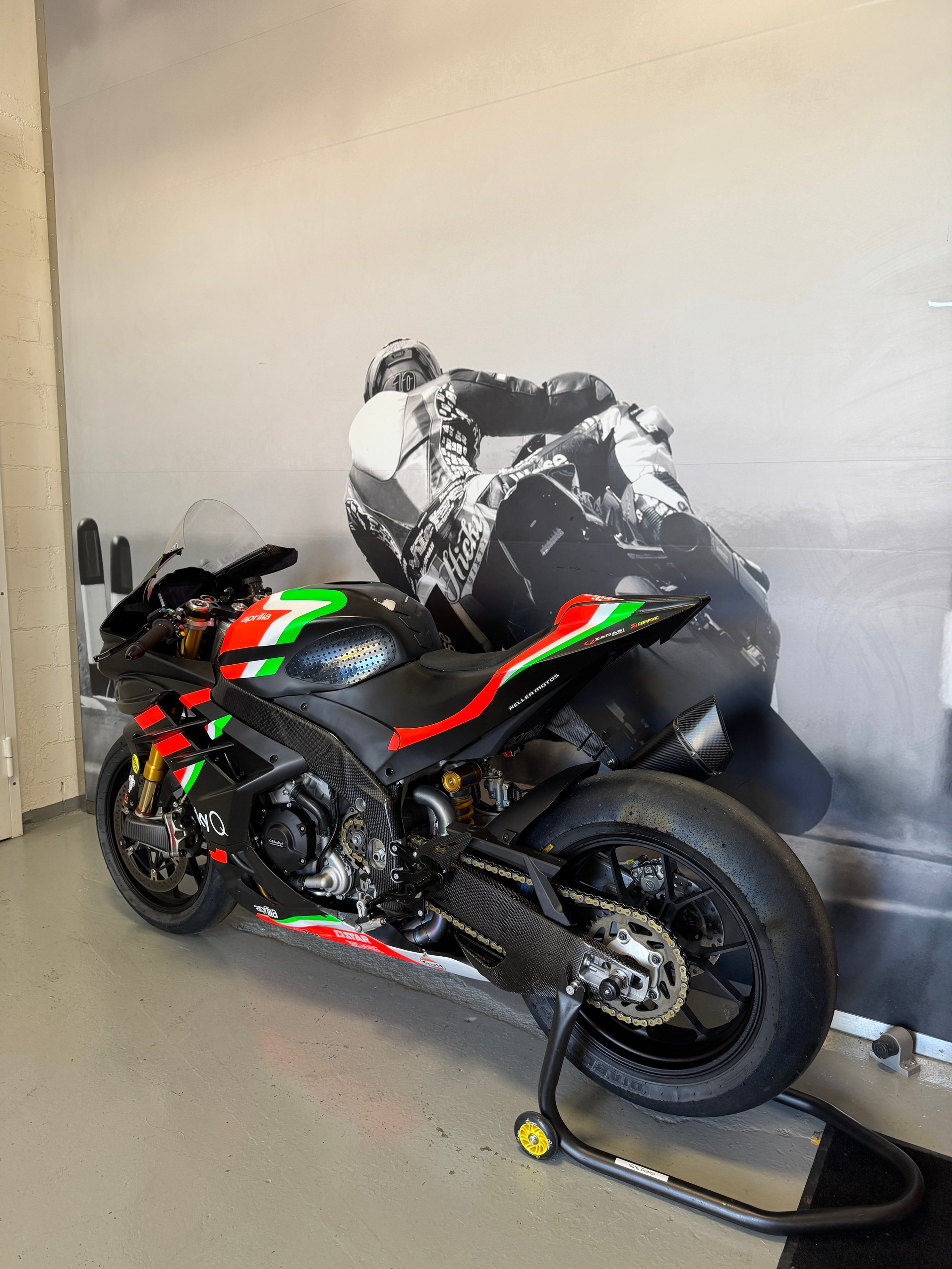 APRILIA RSV4 1100 Factory-image-5