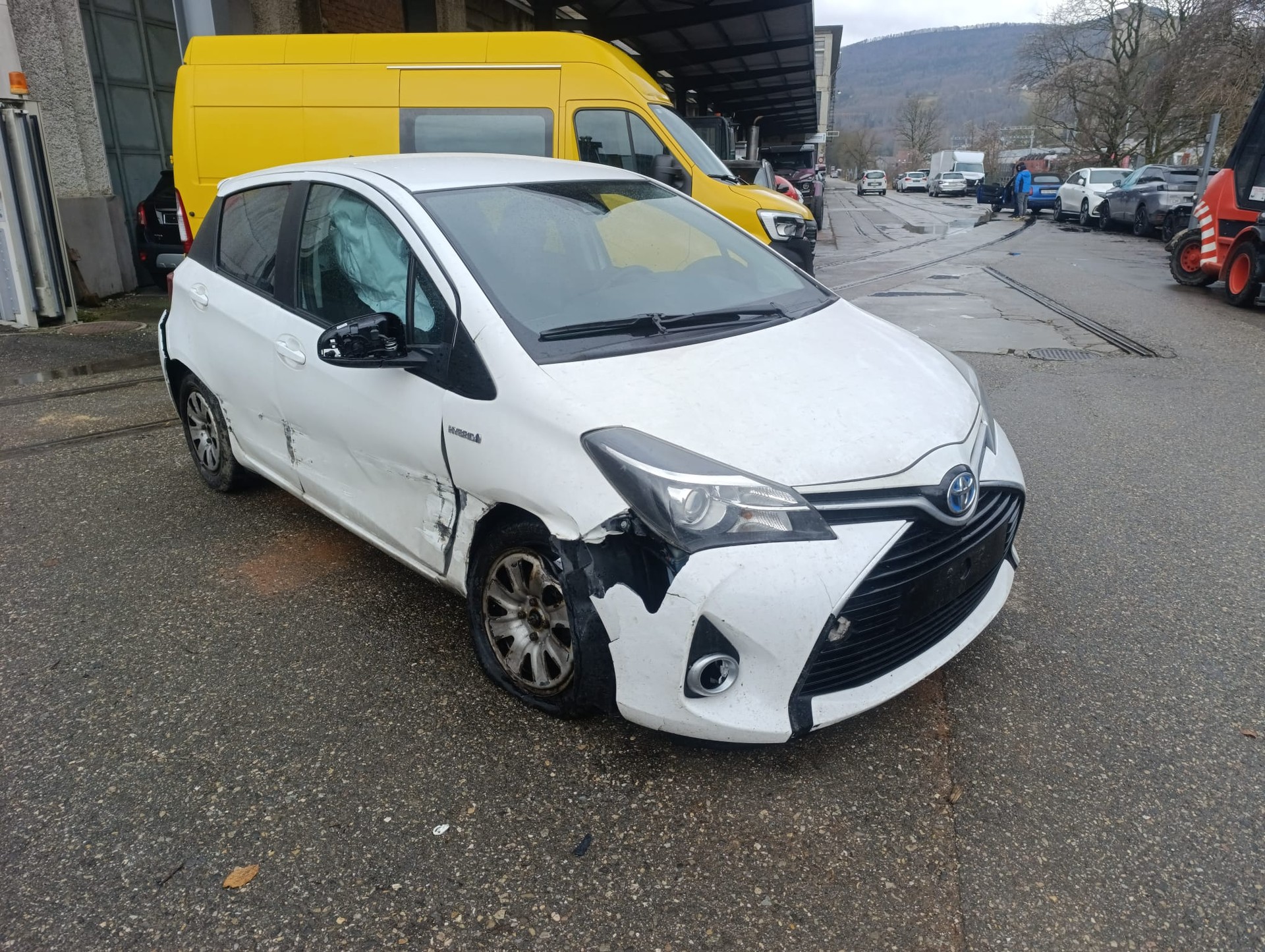 TOYOTA Yaris 1.5 VVT-i Hybrid Trend e-CVT-showroom-element-1