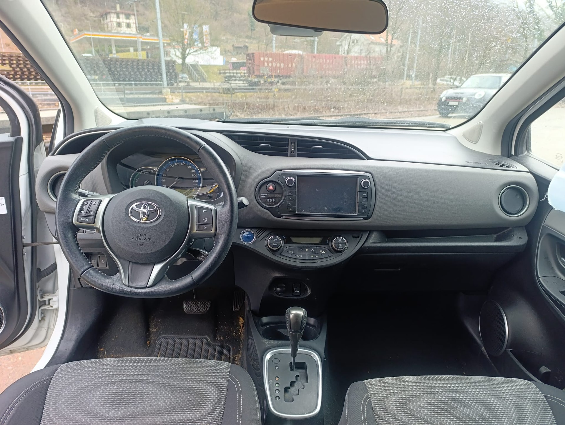 TOYOTA Yaris 1.5 VVT-i Hybrid Trend e-CVT-image-7