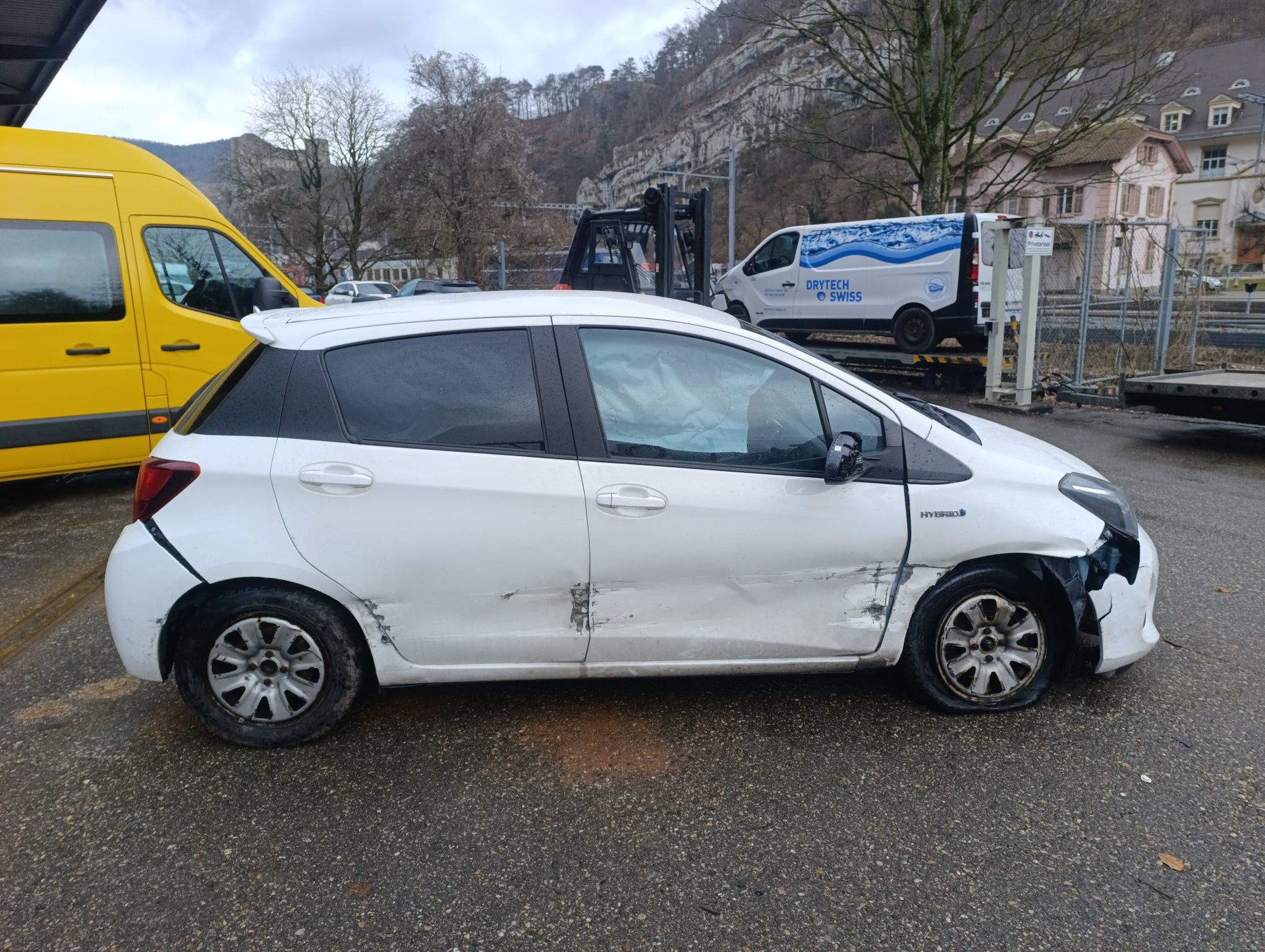 TOYOTA Yaris 1.5 VVT-i Hybrid Trend e-CVT-showroom-element-3