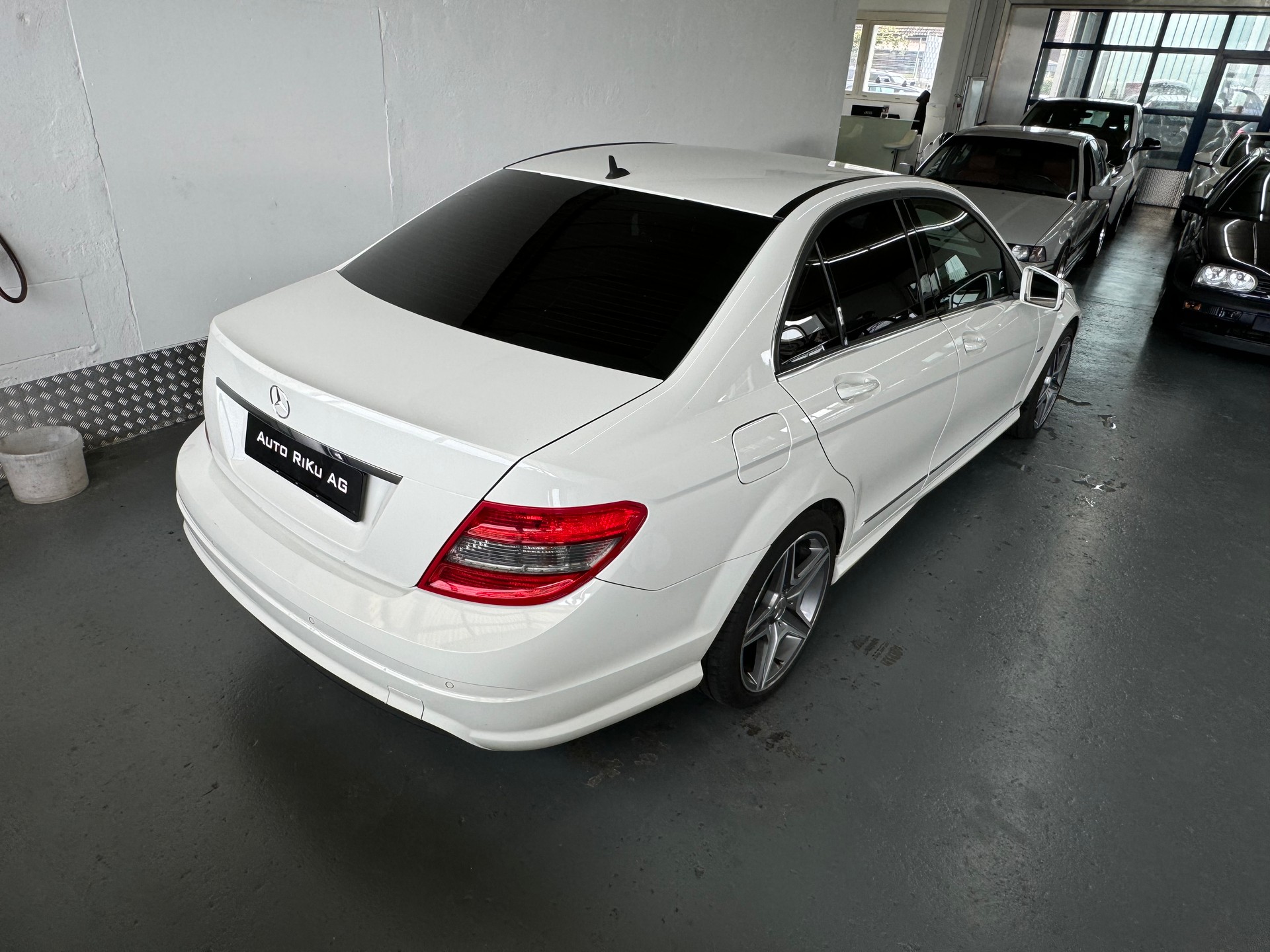 MERCEDES-BENZ C 180 CGI BlueEfficiency White Star Automatic-image-6