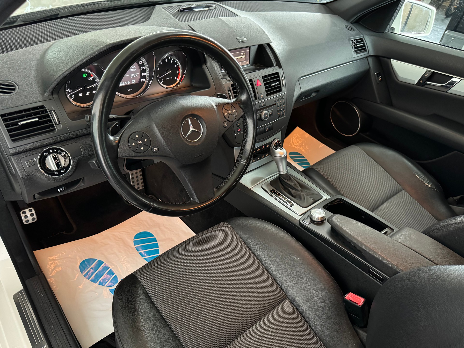 MERCEDES-BENZ C 180 CGI BlueEfficiency White Star Automatic-image-10