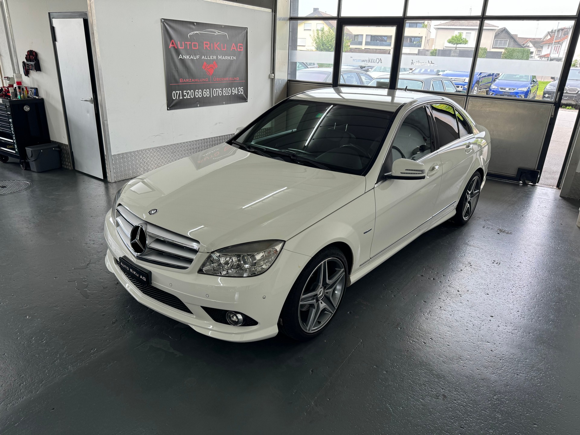 MERCEDES-BENZ C 180 CGI BlueEfficiency White Star Automatic-showroom-element-3