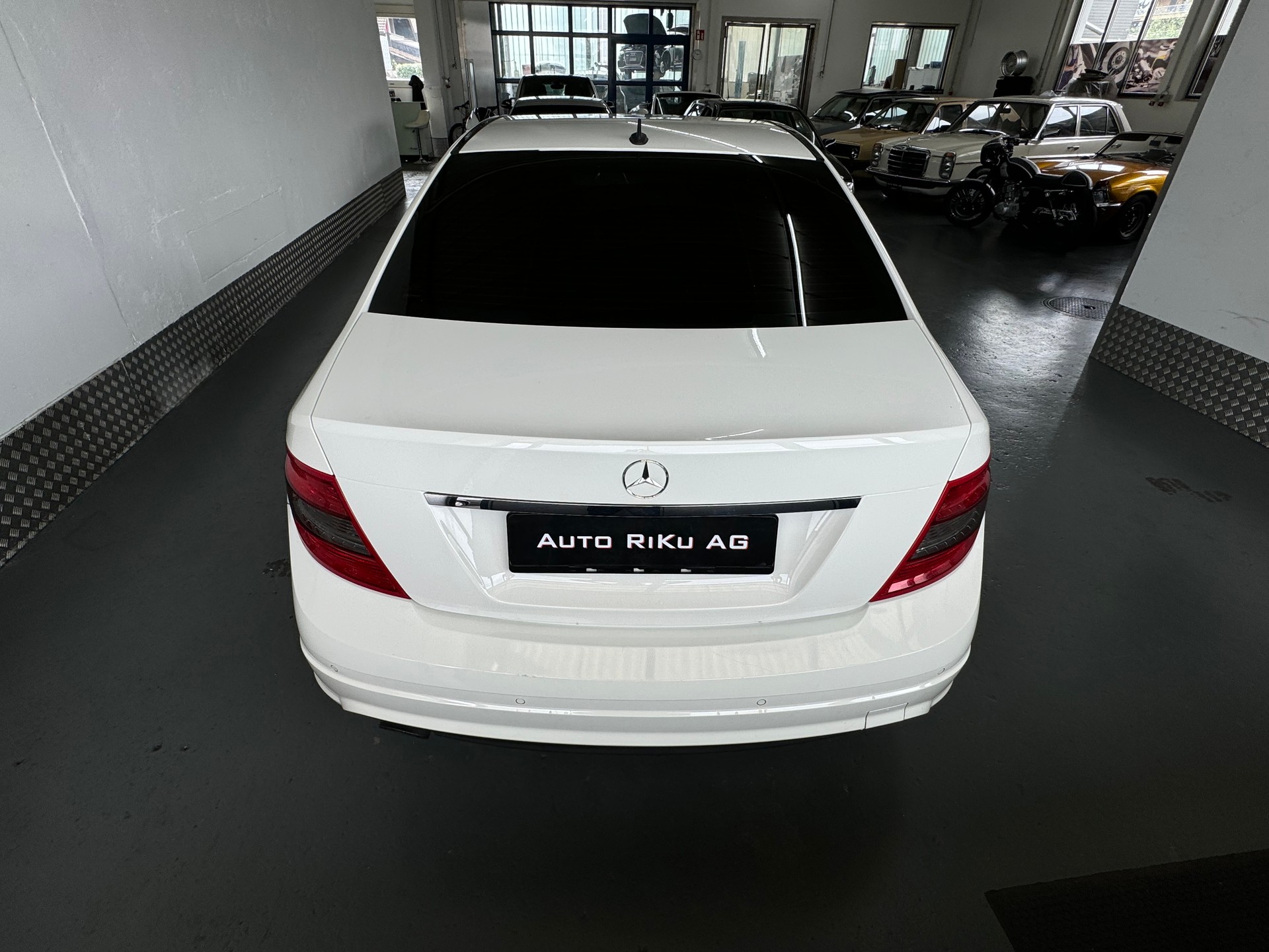 MERCEDES-BENZ C 180 CGI BlueEfficiency White Star Automatic-image-8