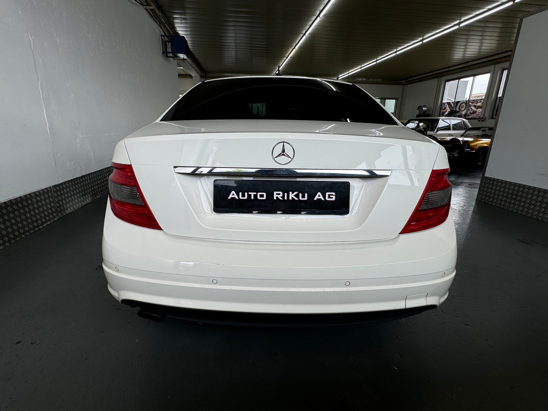 MERCEDES-BENZ C 180 CGI BlueEfficiency White Star Automatic-image-9