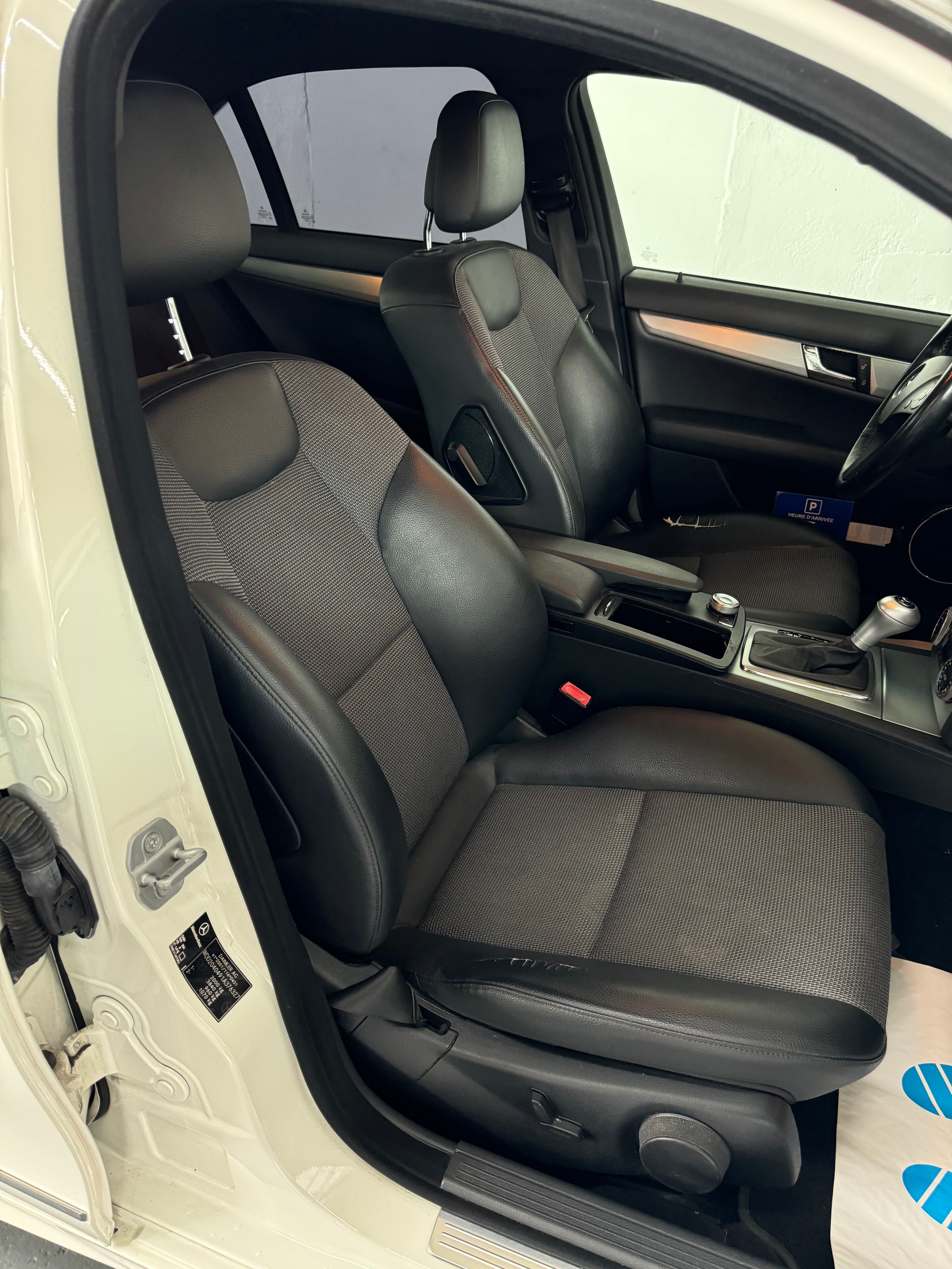 MERCEDES-BENZ C 180 CGI BlueEfficiency White Star Automatic-image-17