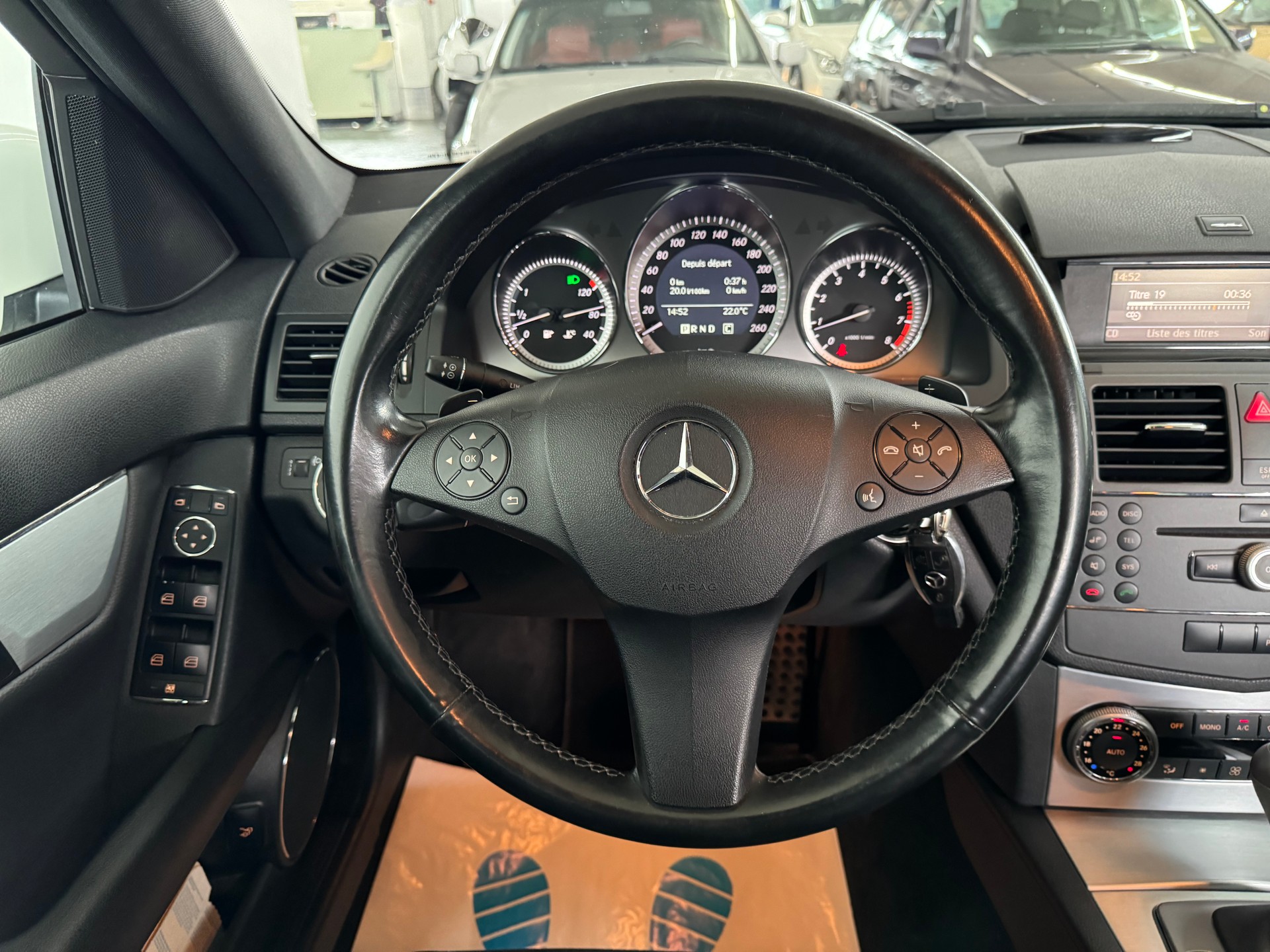MERCEDES-BENZ C 180 CGI BlueEfficiency White Star Automatic-image-14