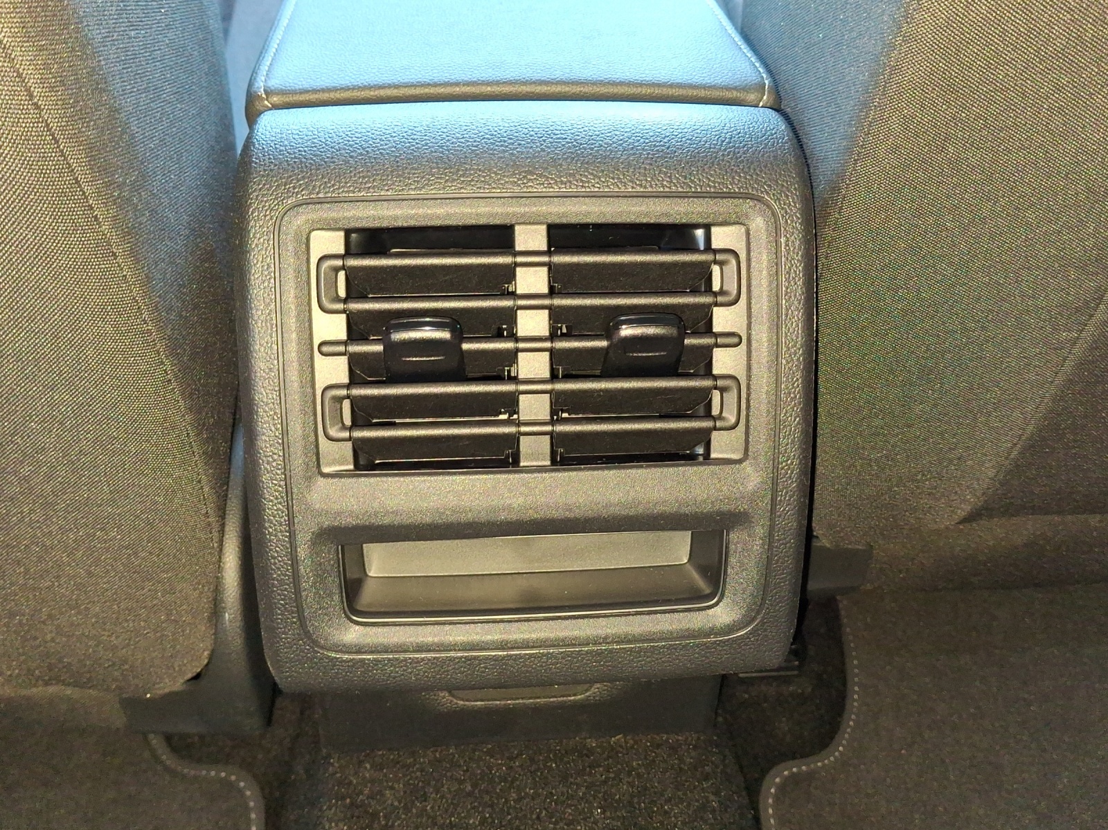 VW Golf Variant 1.5 eTSI mHEV Life-image-10