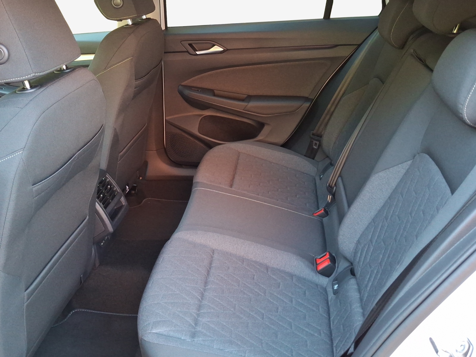 VW Golf Variant 1.5 eTSI mHEV Life-image-11